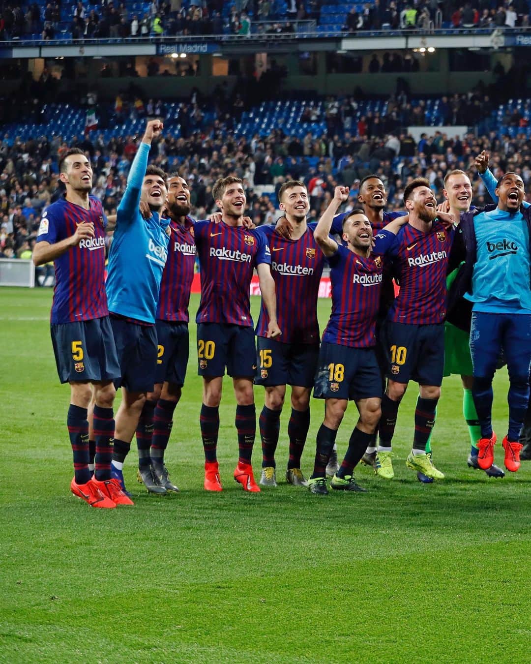 FCバルセロナさんのインスタグラム写真 - (FCバルセロナInstagram)「🖐 La Liga is over, thanks to the Barça family for the support. 🏆2️⃣6️⃣」5月20日 20時00分 - fcbarcelona