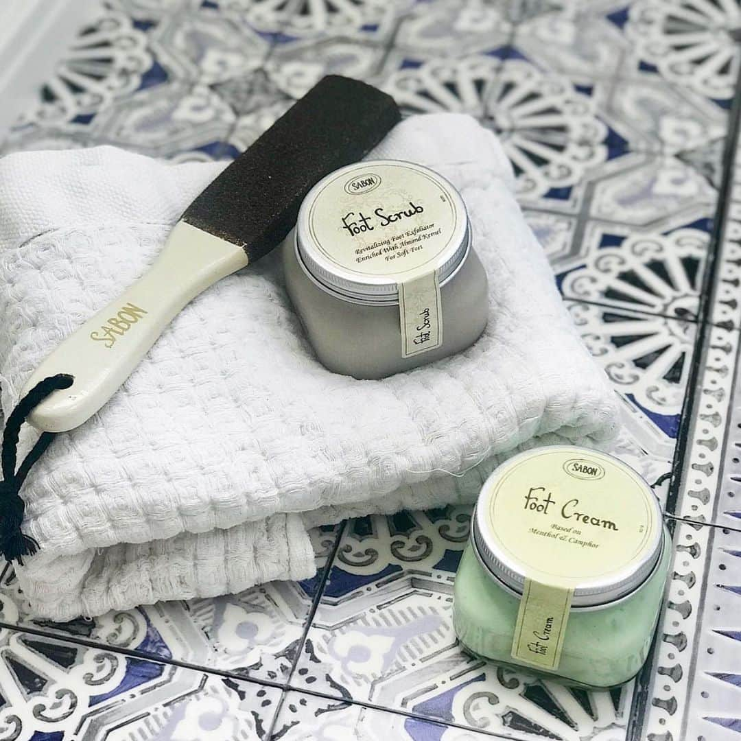 SABON Japanさんのインスタグラム写真 - (SABON JapanInstagram)「かかとや足元がむれやすくなるこれからの時期は、フットのためのアイテムで毎日癒してあげましょう。﻿ ﻿ 帰宅後一番に使いたいフットスクラブは、﻿ 一日の疲れや、マッサージ効果によるむくみ取りに欠かせない、影の実力者。﻿ 肌に吸いつくプルっとしたジェルには、 ナチュラルなスクラブ剤がたっぷり！﻿ 一粒一粒がマッサージローラーのように転がり、 むくみと角質を取り除きます。﻿ ﻿ スクラブ後は、丁寧にマッサージをすれば足がすっきりすると、 ファンも多いフットクリームを。﻿ リッチなクリームが角質を柔らかくしながら潤いを与え、 足裏を柔らかく整えてくれます。﻿ ﻿ 柔らかく心地の良いミントの香りで気分もリフレッシュして、健やかな明日を迎えましょう。﻿ ﻿ ﻿ #sabon#footcream#footscrub#bodycare#scrub#massage#サボン#フットケア#フットクリーム#フットスクラブ#ボディケア#スクラブ#角質ケア#リフレッシュ#美脚#むくみ#角質#むくみケア#むくみ解消#むくみ改善#マッサージ」5月20日 20時01分 - sabon_japan