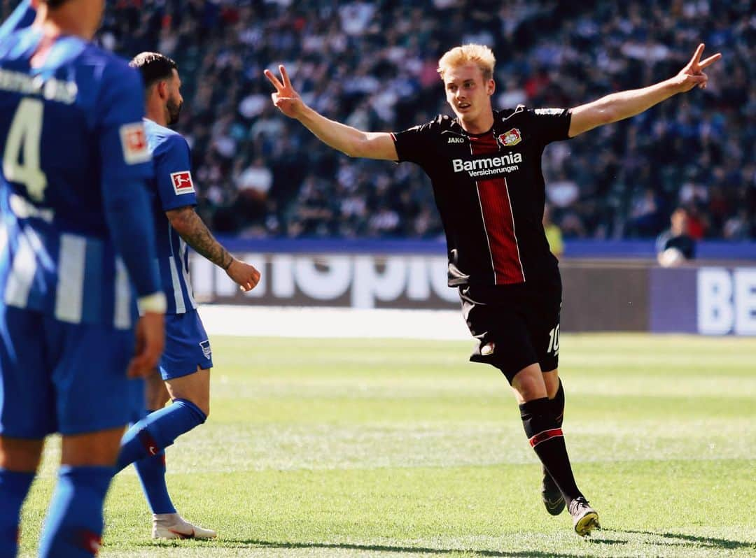 バイエル・レバークーゼンさんのインスタグラム写真 - (バイエル・レバークーゼンInstagram)「The beginning of a wonderful evening. 🖤❤️ #BSCB04 #Bundesliga #Bayer04 #Werkself」5月20日 20時01分 - bayer04fussball