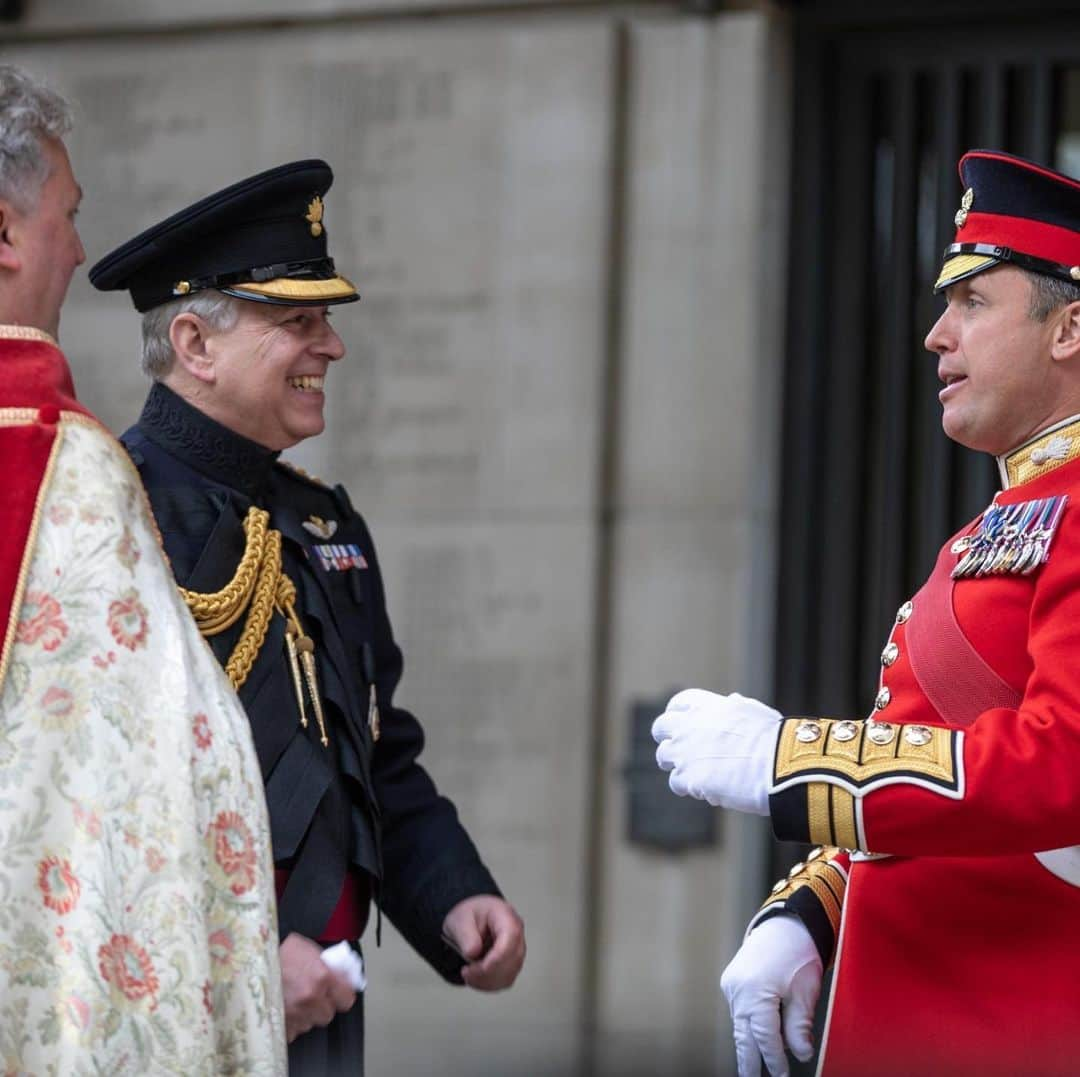 ロイヤル・ファミリーさんのインスタグラム写真 - (ロイヤル・ファミリーInstagram)「Yesterday, @hrhthedukeofyork Colonel of the Grenadier Guards, attended the annual Grenadier Guards regimental Remembrance Day to pay tribute to those killed and injured in service.  A Parade of serving and former personnel marched in memory of their fallen comrades from Wellington Barracks to Horse Guards Memorial where The Duke laid a wreath. The Duke became Colonel of the Grenadier Guards in 2017. The 1st Battalion Grenadier Guards will Troop their Colour at The Queen’s Birthday Parade this year.  The Duke is the 9th member of the Royal Family to be Colonel of the Grenadier Guards, and took over the appointment from The Duke of Edinburgh, who was Colonel since 1975 (picture 3).」5月20日 20時02分 - theroyalfamily