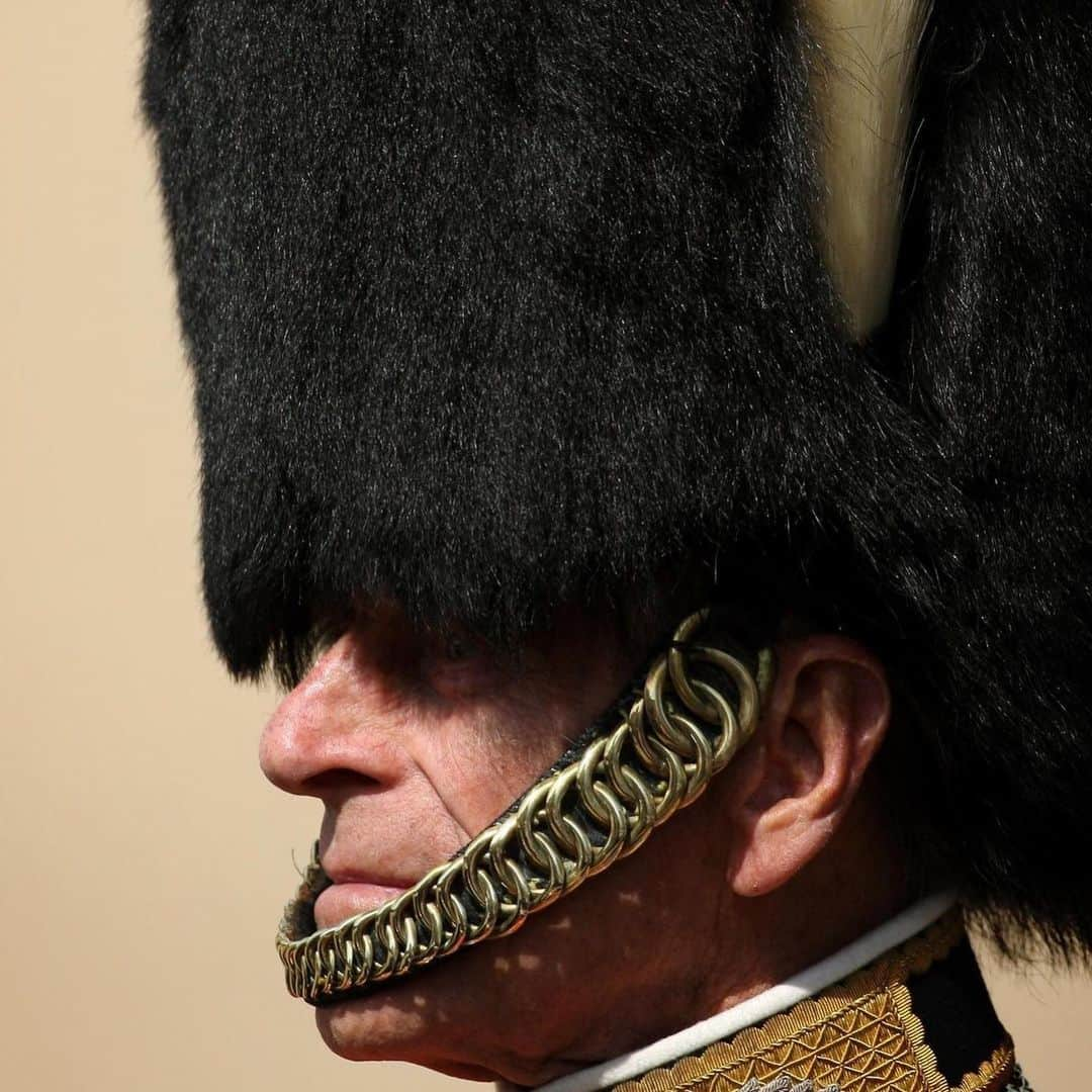 ロイヤル・ファミリーさんのインスタグラム写真 - (ロイヤル・ファミリーInstagram)「Yesterday, @hrhthedukeofyork Colonel of the Grenadier Guards, attended the annual Grenadier Guards regimental Remembrance Day to pay tribute to those killed and injured in service.  A Parade of serving and former personnel marched in memory of their fallen comrades from Wellington Barracks to Horse Guards Memorial where The Duke laid a wreath. The Duke became Colonel of the Grenadier Guards in 2017. The 1st Battalion Grenadier Guards will Troop their Colour at The Queen’s Birthday Parade this year.  The Duke is the 9th member of the Royal Family to be Colonel of the Grenadier Guards, and took over the appointment from The Duke of Edinburgh, who was Colonel since 1975 (picture 3).」5月20日 20時02分 - theroyalfamily