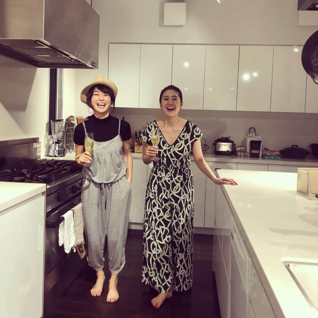 秋本祐希さんのインスタグラム写真 - (秋本祐希Instagram)「Henri Giraudをポンっと開け 達成感の笑顔🥂☺︎ いらしてくださった皆さま 応援してくださった皆さま スタッフ皆さま 友人たち ありがとうございました☺︎❤︎ 私共 慣れない接客で対応も悪かった部分もあるかとは思いますが とても気持ちよく 楽しく立たせていただきました☺︎ 始まったばかりの美緒ちゃんのmix & mingle 1人でコツコツと頑張ってる姿を見ていたので 今回は私が勝手に申し出てお手伝いさせてもらいました。 参加させてくれて ありがとう 美緒ちゃんの気持ちが皆さんに伝わっていて感動したよ✨ 全ての皆さまに感謝です。 ありがとうございました❤︎ またねっ😘 #mixandmingle #friends #love #happy」5月20日 20時03分 - ayuuki0908