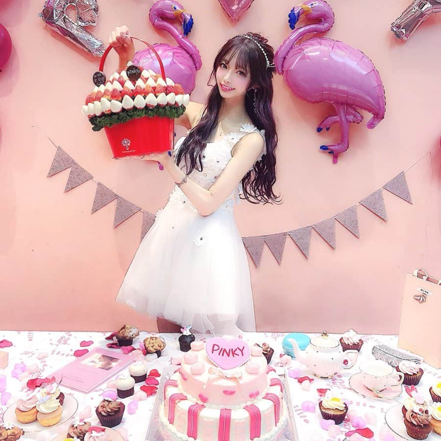 のインスタグラム：「新歓の写真🎀💓 フォトブース大満足の仕上がり✨ オーダーメイドpinkyケーキにボリューム満点のストロベリーブーケ🍓🍓🍓🍓🍓🍓💗 シャンプーの協賛して頂いた @mssu.official 🛁✨香りもとても良くて来てくれた子達からもとっても好評でした😍 第2回目は6月23日です🍒 ラストチャンスだよ💜💜 #バルーンアート #女子大生サークルpinky #pinky #サークル #女子大生 #休日 #女子会 #新歓 #カフェ巡り #インスタ映え #バルーン #表参道カフェ #ケーキ #スイーツ #オーダーメイドケーキ #デコレーションケーキ #ドルチェマリリッサ #ニューヨークカップケーキ #下北沢カフェ #フルーツブーケ #ストロベリー #プレジール #ワンリーフ  #シートマスク #エミニス #ミススー#香り惚れヘアケア #フレグランスシャンプー」