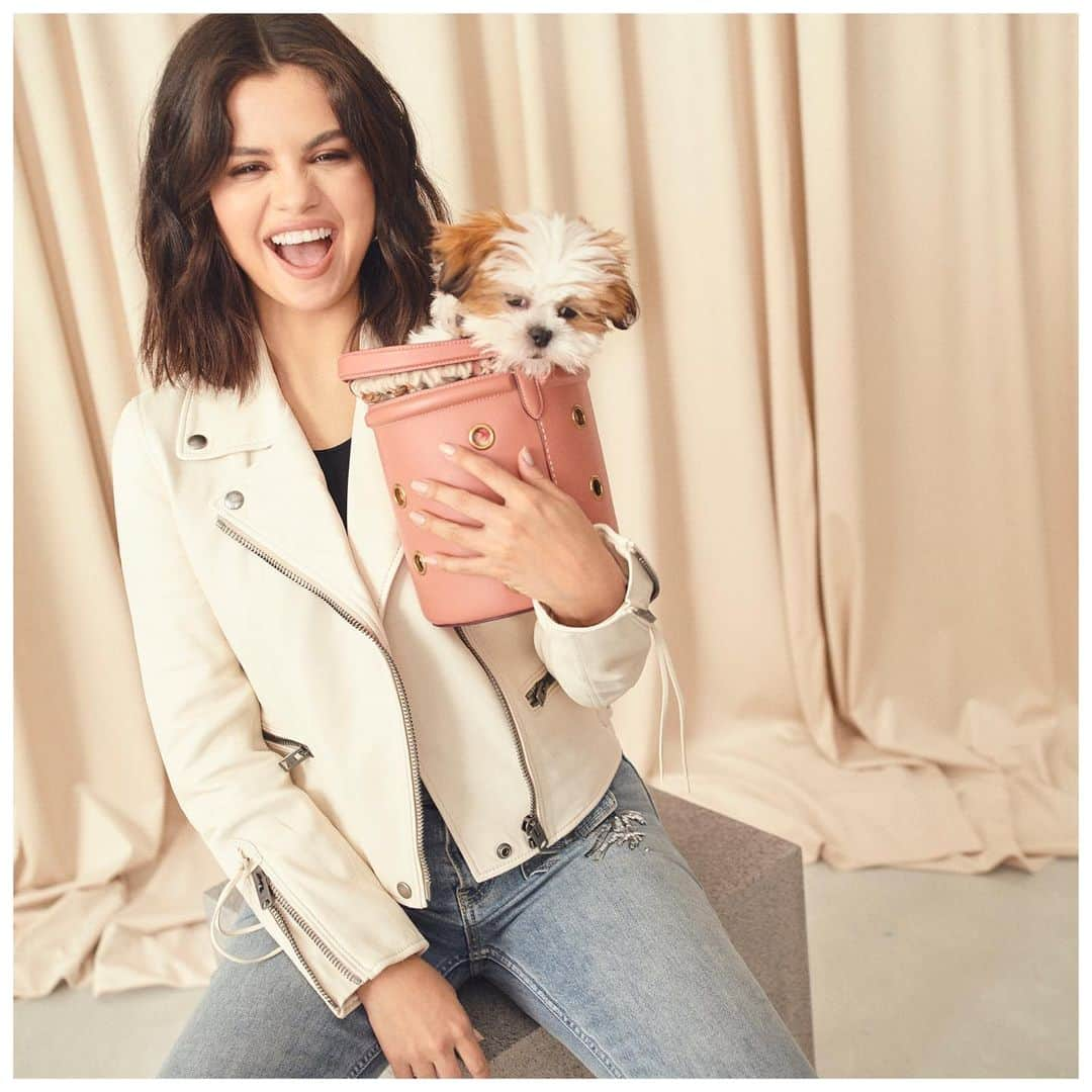 コーチさんのインスタグラム写真 - (コーチInstagram)「Our Bucket Bag is perfectly sized for fun (puppy, not included). #SelenaGomez #CoachNY」5月20日 20時06分 - coach