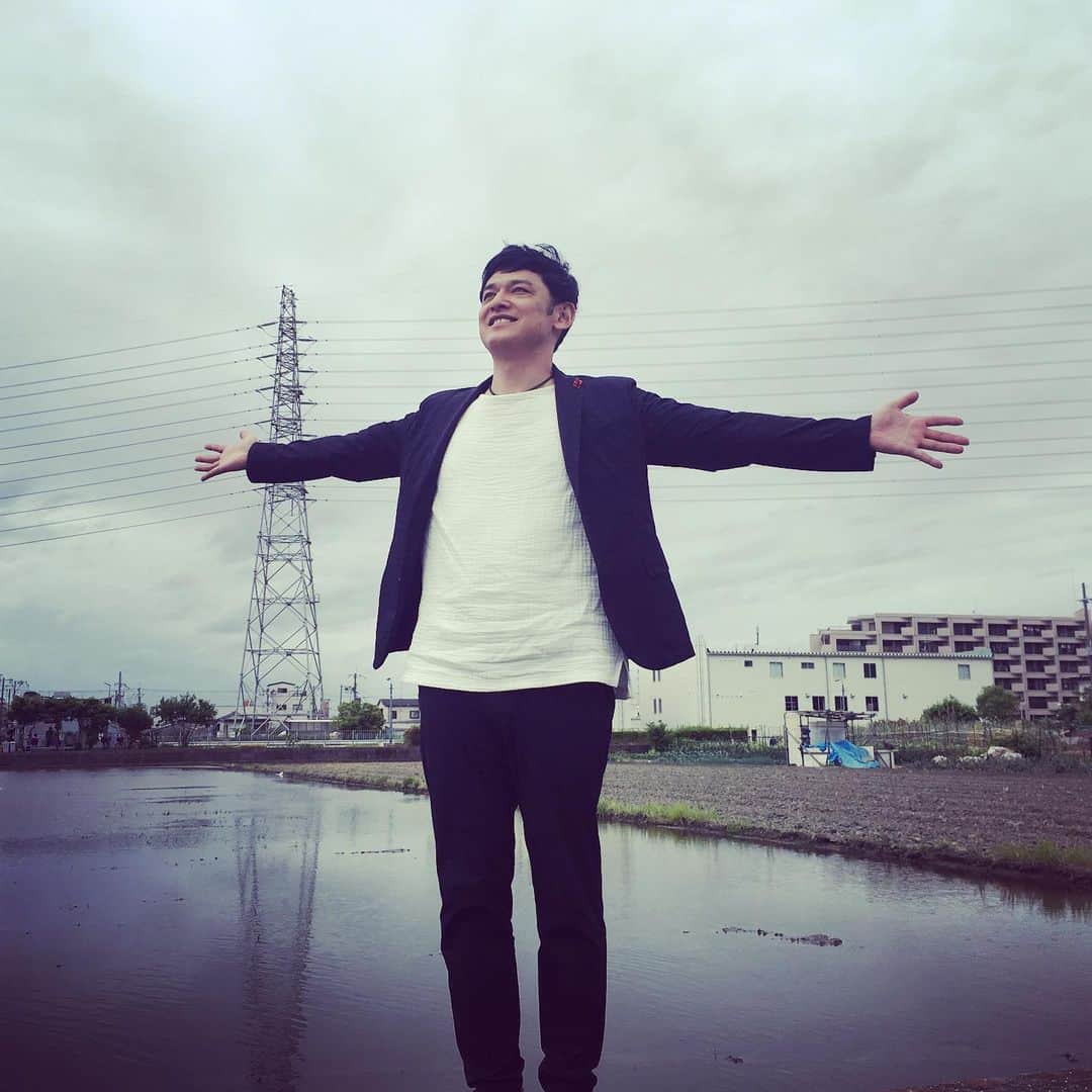 宮田麺児のインスタグラム：「クラウドファンディング 米から日本酒プロジェクトの 田んぼの下見からの弘大。  #日本酒#田んぼ#田植え#クラウドファンディング#日本酒弘大#カレー#長珍#令和#山田錦」