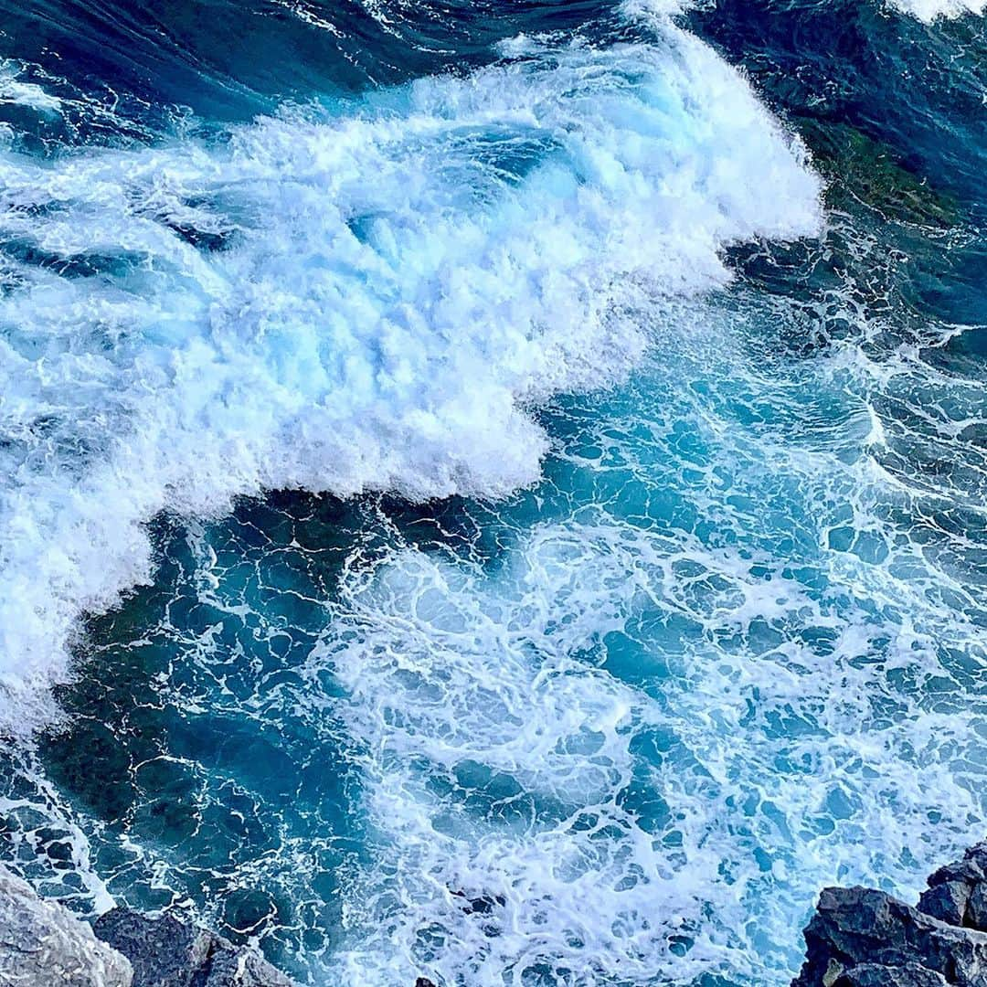 福田朋夏さんのインスタグラム写真 - (福田朋夏Instagram)「🌊🌊🌊✨✨ 波の威力が凄すぎて見惚れてしまいました🙏💙 自然は本当に美しい。波のゴーって音が凄かった！この海に入ったらさすがに危ない🌊 #ocean #okinawa #islamdlife #waves」5月20日 20時10分 - tomoka_fukuda