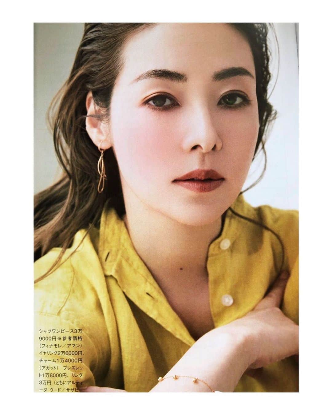 霧島れいかのインスタグラム：「こんばんは。 ビル・マーレイです。 今日の英会話で私の妹の話題になり 妹は幼い頃、1cmほどの天使を 見たことがあるという話をしたら 「それはMosquitoだから🦟」と先生に言われ でも髪の毛が金髪で カーリーヘアだったらしいと言ったら 「金色のMosquitoだから。いるいる普通に」と 真顔で即答されたロマン溢れるマンデー🤣✨ 今年の夏は楽しみだぞっと！  あ、発売中のGLOW 6月号 載っておりますお願いします👼  #summer#makeup  #fashionmagazine#GLOW」