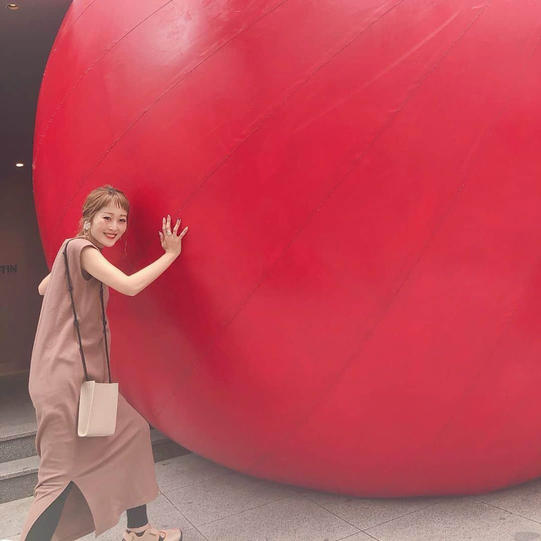 Kikuno Sayumiさんのインスタグラム写真 - (Kikuno SayumiInstagram)「〻redballproject〻 ・ ・ ・ よいしょ〜𓀠💨 ・ 今日は皆で赤いボールで遊んできたよ🔴➿ ・ ・ @roppongi_art_night_official @redballproject ・ ・ ・ 日本初上陸のアート作品で、思いもしない場所に突然現れる赤いボール、、、がコンセプト。 ・ 3枚目みたいに#トリックアート 的に撮るのもよし、友達と面白写真撮るのもよし🙆‍♀️✧* ・ ・ 東京のどこかに突如現れるので、探してみてね☺︎ ・ ・ ・ #ファッション#コーデ#fashion#ママ#ママコーデ#プチプラコーデ#大人カジュアル#ヘアアレンジ#大人可愛い#ジユジョ#패션스타그램#옷스타그램#오오티디#シンプルコーデ#六本木アートナイト2019#roppongiartnight2019#redballproject」5月20日 20時10分 - sayumikikuno