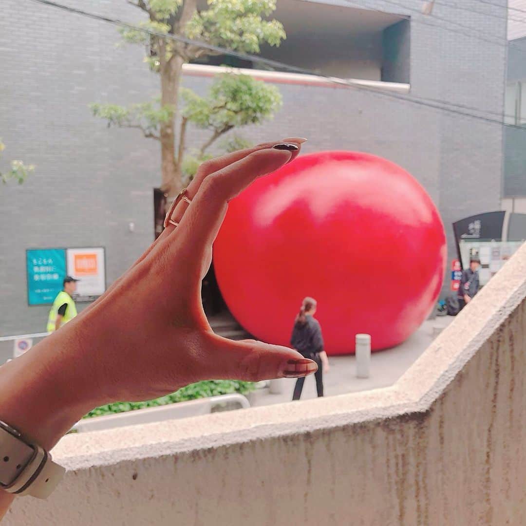 Kikuno Sayumiさんのインスタグラム写真 - (Kikuno SayumiInstagram)「〻redballproject〻 ・ ・ ・ よいしょ〜𓀠💨 ・ 今日は皆で赤いボールで遊んできたよ🔴➿ ・ ・ @roppongi_art_night_official @redballproject ・ ・ ・ 日本初上陸のアート作品で、思いもしない場所に突然現れる赤いボール、、、がコンセプト。 ・ 3枚目みたいに#トリックアート 的に撮るのもよし、友達と面白写真撮るのもよし🙆‍♀️✧* ・ ・ 東京のどこかに突如現れるので、探してみてね☺︎ ・ ・ ・ #ファッション#コーデ#fashion#ママ#ママコーデ#プチプラコーデ#大人カジュアル#ヘアアレンジ#大人可愛い#ジユジョ#패션스타그램#옷스타그램#오오티디#シンプルコーデ#六本木アートナイト2019#roppongiartnight2019#redballproject」5月20日 20時10分 - sayumikikuno