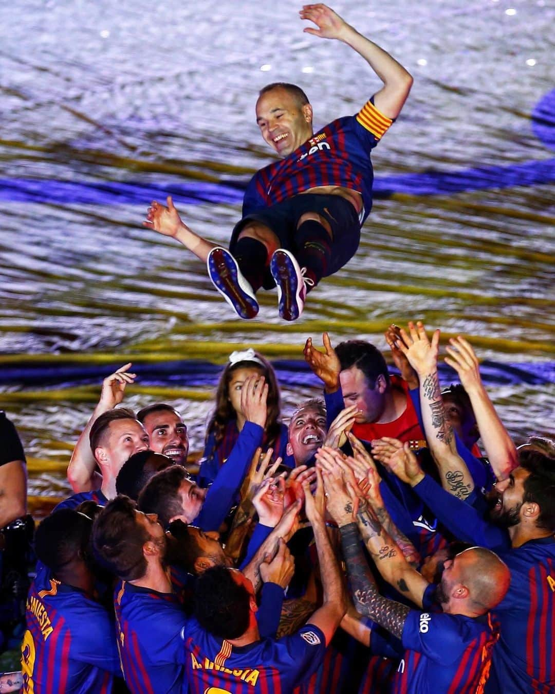 LFPさんのインスタグラム写真 - (LFPInstagram)「An infinite player saying goodbye. ♾ 😥 • On This Day last year, @fcbarcelona bid farewell to @andresiniesta8! 💙🎩❤️ • #Iniesta #Barça #LaLigaSantander #LaLiga #LaLigaHistory #OnThisDay」5月20日 20時12分 - laliga