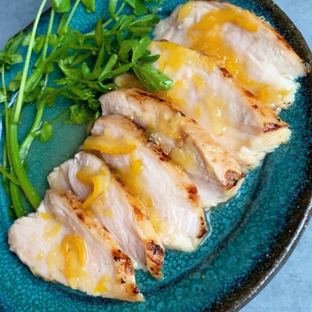 信近エリのインスタグラム：「.﻿ DM全部返せてなくてごめんなさい🙏﻿ 昨日のレシピをBlogに載せたので、ご質問頂いた方々はプロフィールリンクから見てみてください！﻿ プリップリで最高に美味しいです🤤﻿ 鶏肉や野菜に合う、美味しいソースのレシピも載せています✍️﻿ お皿は﻿#小澤基晴 ﻿さんの作品です！ Link in Bio﻿」