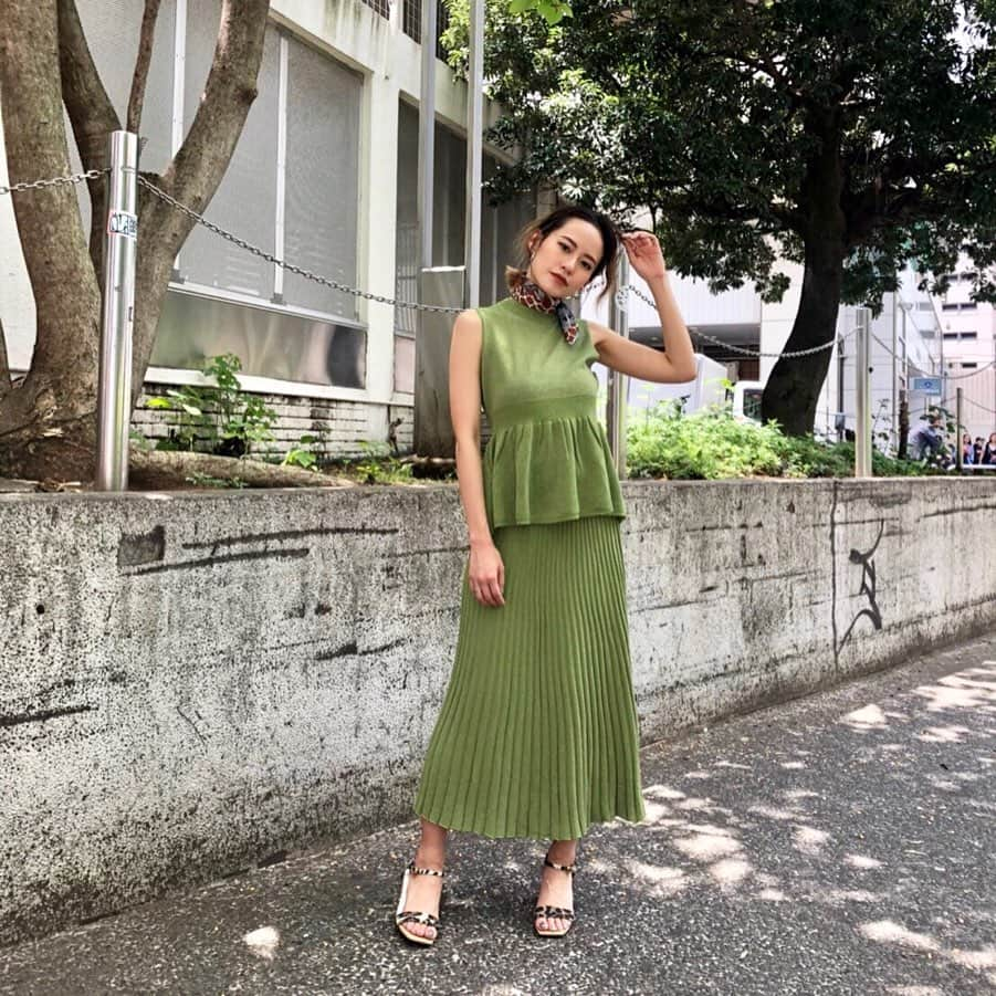 MURUAさんのインスタグラム写真 - (MURUAInstagram)「✔️NEW ARRIVAL ㅤㅤㅤ #シアーラメコンビワンピース ¥8,900(+tax) LGRN.BRN.BLK 発売中 ㅤㅤㅤ @kaori_sekimoto_ coordinate.(160cm) #murua#murua2019ss #fashion#coordinate#style#recommended#item#mode#newarrival#murua_snap #160cm」5月20日 20時14分 - murua_by_staff