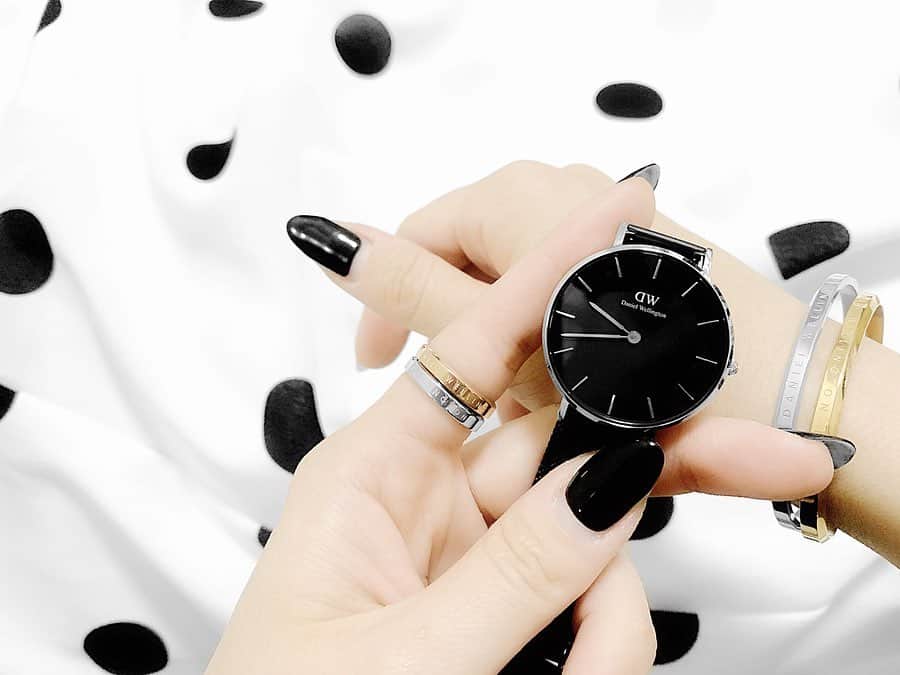 lve_xxxxのインスタグラム：「.﻿ .﻿ @danielwellington 様より﻿ Classic Ring💍が発売との事👏﻿ ﻿ 人差し指につけている﻿ goldとsilverのリング﻿ ﻿ CLASSIC RING RG﻿ CLASSIC RING S﻿ ﻿ シンプルで合わせやすい🙆‍♀️﻿ ユニセックスとなってます☺︎﻿ ﻿ ※公式サイトでご利用いただける﻿﻿﻿﻿﻿ 15 %OFFクーポンコード：lvexxxx﻿﻿﻿﻿﻿ 有効期限: 2019年7月15日まで﻿﻿﻿﻿﻿ ﻿ 💻https://www.danielwellington.com/jp﻿ ﻿ ﻿ @danielwellington #ダニエルウェリントン ﻿ #DW手元ルックス #DW新作リング ﻿ #GOLD #silver #⌚️ #💍﻿ ﻿ ﻿」