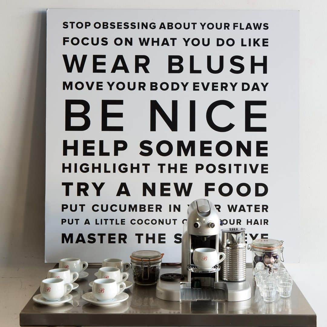 ボビー・ブラウンのインスタグラム：「#mondaymotivation and @nespresso @nespressousa @mikemullanphotography #word #benice #masterthesmokeyeye」
