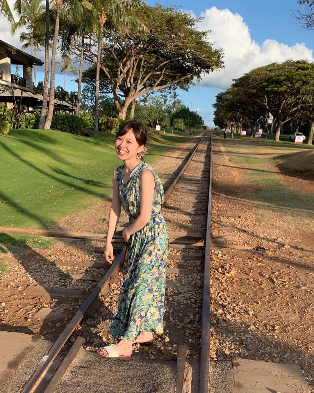 原田あかねさんのインスタグラム写真 - (原田あかねInstagram)「✩*॰ ハワイアンレイルウェイ🌈✨ . ここは週末だけ観光列車が通るんだそう🚃 インスタスポットだと 帰国してから知りました🤣 . 次ハワイ行ったら観光列車に 乗りたいな〜💓 . #ハワイアンレイルウェイ #HawaiianRailway #hawaii #ハワイ #子連れハワイ #コオリナ #ママ #mama #happy #smile」5月20日 20時18分 - akane.hrd