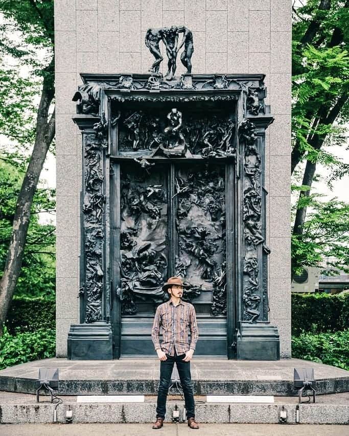 平井“ファラオ”光さんのインスタグラム写真 - (平井“ファラオ”光Instagram)「ツツジに顔面を突っ込む旋律 @orenosenritsu に引いてる地獄の門の前の私。  Photo by @yutaaoki_photo  #上野 #上野公園 #国立西洋美術館 #彫刻 #ロダン #オーギュストロダン #地獄の門 #付き添い」5月20日 20時19分 - hirapoyopharaoh