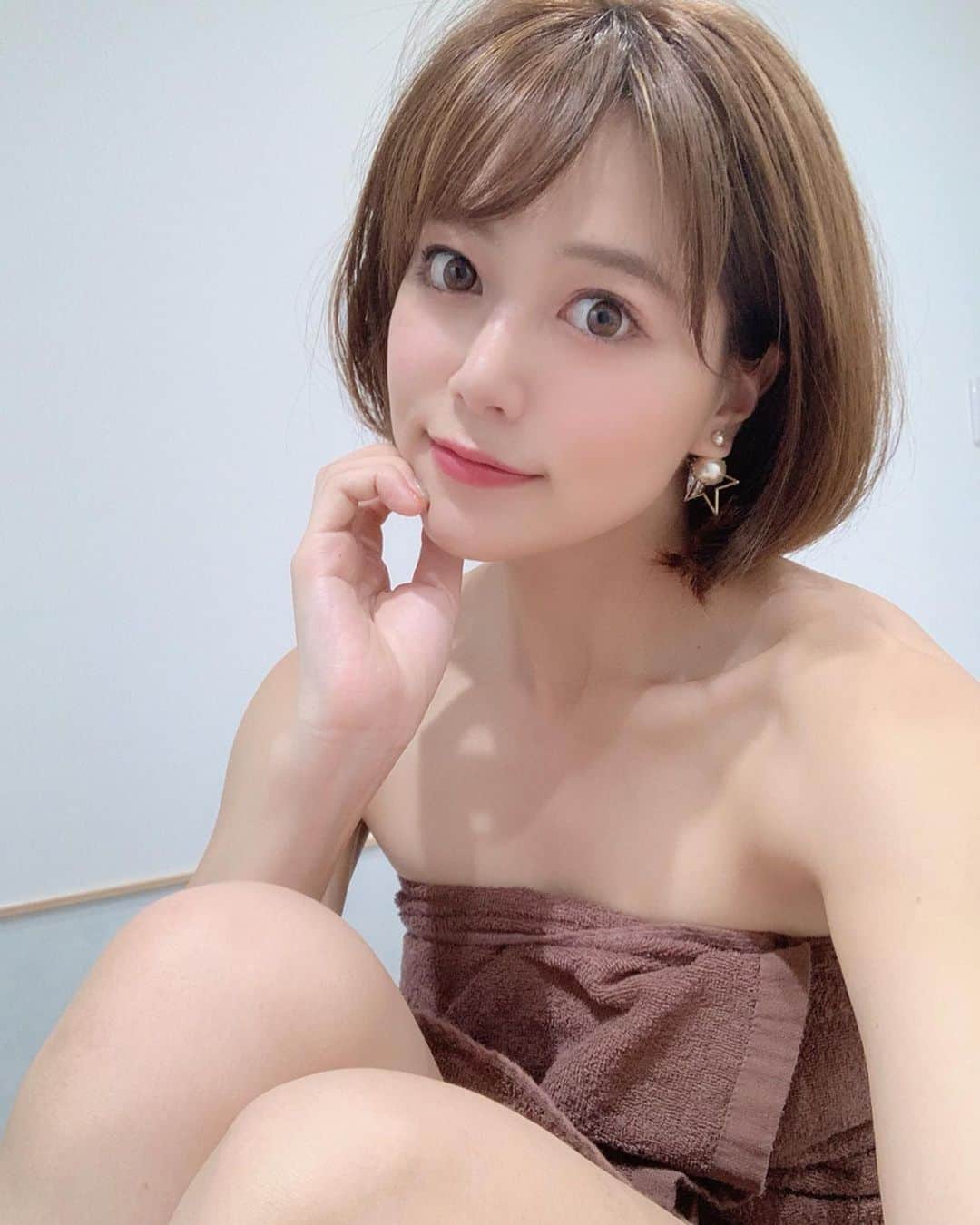 石井里奈さんのインスタグラム写真 - (石井里奈Instagram)「こんばんは😊💕✨ . 毎月通っているSASALA✨✨ 今月もばっちり行ってきました😊❣️ . 毎月定期的に通えてるおかげで、本当にいつでも肌がつるつる🥰 毎月ちゃんと予約がとれるのもありがたい☺️☺️ . 最近ショートパンツやオフショルなどの服を着たりしたけど、SASALAのおかげで、安心🙆‍♀️❣️ . 先月に初の関西エリアとしてOPENした心斎橋店も絶好調みたい 😚 . お得な初回限定キャンペーンもしてるのでぜひチェックしてみてね💕 . 今日もお疲れ様でした❣️ . #sasala #ササラ #脱毛サロン #エステ脱毛 #バストケア #セルフホワイトニング #渋谷 #shibuya #スキンケア #ボディケア #オフショル #ショーパン #ショートパンツ #心斎橋 #大阪 #ビューティー #美容 #スキンケア #ボディエステ #エステ #osaka #happy #smile #beauty #ビューティー #treatment #beautytreatment #トリートメント」5月20日 20時21分 - ri7tin1025