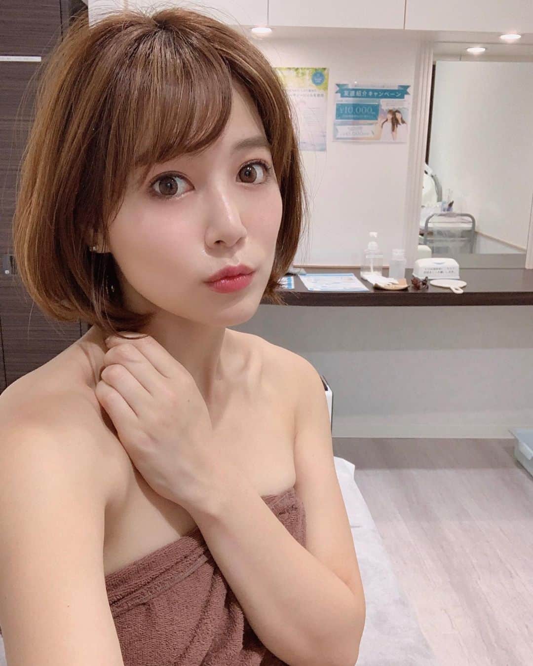 石井里奈さんのインスタグラム写真 - (石井里奈Instagram)「こんばんは😊💕✨ . 毎月通っているSASALA✨✨ 今月もばっちり行ってきました😊❣️ . 毎月定期的に通えてるおかげで、本当にいつでも肌がつるつる🥰 毎月ちゃんと予約がとれるのもありがたい☺️☺️ . 最近ショートパンツやオフショルなどの服を着たりしたけど、SASALAのおかげで、安心🙆‍♀️❣️ . 先月に初の関西エリアとしてOPENした心斎橋店も絶好調みたい 😚 . お得な初回限定キャンペーンもしてるのでぜひチェックしてみてね💕 . 今日もお疲れ様でした❣️ . #sasala #ササラ #脱毛サロン #エステ脱毛 #バストケア #セルフホワイトニング #渋谷 #shibuya #スキンケア #ボディケア #オフショル #ショーパン #ショートパンツ #心斎橋 #大阪 #ビューティー #美容 #スキンケア #ボディエステ #エステ #osaka #happy #smile #beauty #ビューティー #treatment #beautytreatment #トリートメント」5月20日 20時21分 - ri7tin1025