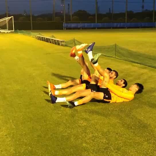 マルアン・フェライニのインスタグラム：「Warm up before training @gpelle19_official @y3sonny @0212_tong #LIFEIS1」