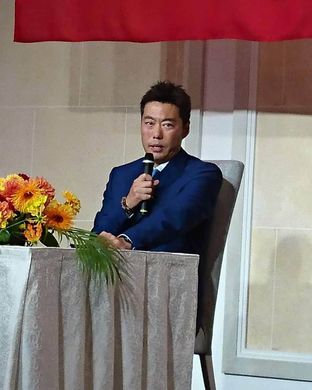 西村志野さんのインスタグラム写真 - (西村志野Instagram)「＊ #上原浩治 投手の引退会見の中継。  とても寂しくてまだ信じられないけれど 21年間、感動をありがとうございました。 ＊ ＊ 「原動力は負けたくないという気持ち、反骨心。」 とても緊張しましたが 私も質問させていただきました。  ピッチングはもちろんそのお人柄に 私も含め多くの方が惹かれてきました。 ＊ 会場の出口で 深々と一礼する上原さんの姿も また印象的でした。  現役生活、本当にお疲れさまでした。 ＊ 直接質問できる機会をいただけたことに 本当に感謝です。 私ももっともっと精進しないと！！ ＊ 今日のことはきっと忘れられません。 ＊ #サキドリちゃん #文化放送 #中継 #Giants #読売ジャイアンツ #上原さん #プロ野球 #引退 #会見 #涙 #雑草魂 #反骨心 #原動力 #baseball #⚾️ #高橋由伸 さんと #同じ生年月日  #福浦和也 選手 #松井稼頭央 さん #同世代の方のお名前もたくさん出た会見でした #ありがとう #お疲れ様でした #リポーター #アナウンサー」5月20日 20時33分 - shinonishimura_