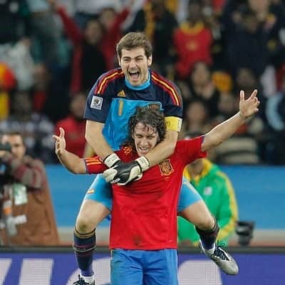 カルレス・プジョルのインスタグラム：「Muchas felicidades @ikercasillas, disfruta tú día. Abrazo amigo.」