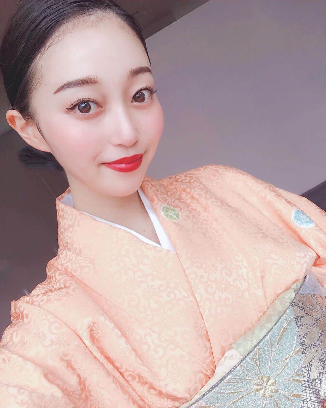 梅谷安里さんのインスタグラム写真 - (梅谷安里Instagram)「今日はお着物の日👘 新しく作ったものが間に合ったから自分で頑張って着てみたよ！！ 前髪の分け方いつもと逆にしたからなんだか自分的違和感💁‍♀️笑 外国の方に茶道を伝えるイベント、すごく良い経験になりました🍵 #kimono#着物 #japan#表千家」5月20日 20時28分 - anriworld