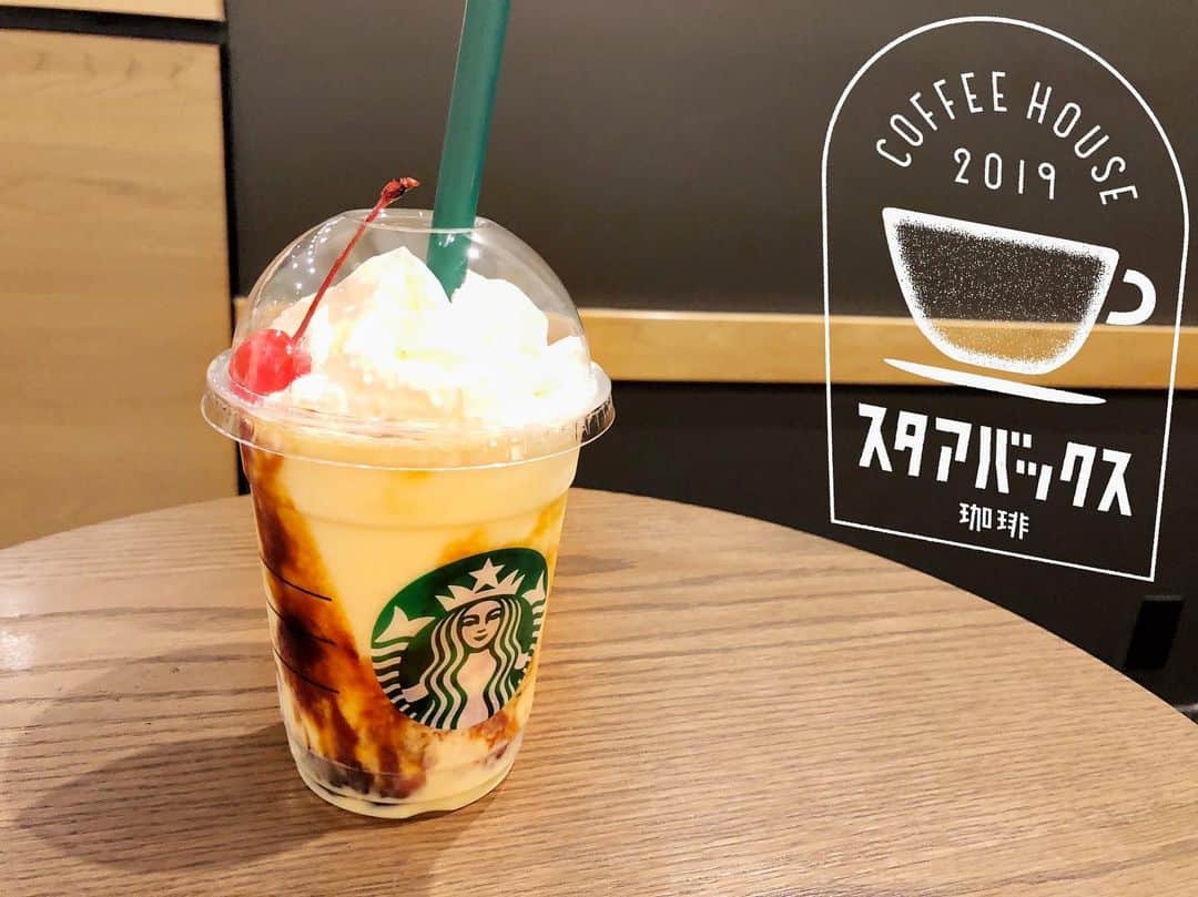 のインスタグラム：「.﻿ 🍮🥤🍒﻿ ﻿ Starbucks の新作﻿ プリンアラモードフラペチーノ﻿ ついに飲んでしまった...🥺﻿ ﻿ めっちゃ甘くて﻿ カロリー爆弾ですが﻿ 甘党の人にとっては﻿ 幸せの集まりです🥴﻿ ﻿ 躊躇してたけど﻿ ついに飲んでしまった🤭﻿ ﻿ みんな飲んだ？？🍮 #スタアバックス」