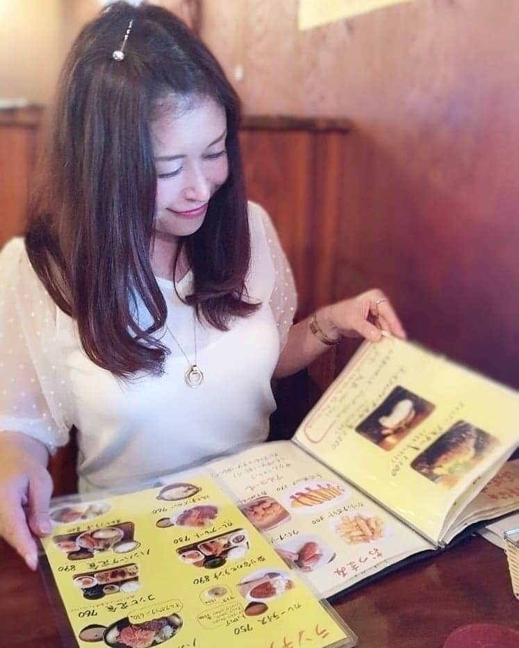 石塚かおりさんのインスタグラム写真 - (石塚かおりInstagram)「#長岡#洋食#オムライス#ゆうわく飯  洋食屋さんという響きが好き。  なんだか幸せになります。  長岡で洋食といえば 「レストランナカタ」  その姉妹店 「レストラン喫茶ぽっぽ」の オムライスが、今回のゆうわく飯でした。  レトロなお店に、かわいい奥さまとご主人。  近くにあったら毎日通いたい！  食べたいものが沢山ありすぎて、メニューから目が離せません(笑)  手作りプリンも最高！  くわしくは、ゆうわく伝説のInstagramで。  #BSN#ラジオ#ゆうわく伝説#ゆうわく飯#レストラン#チキンライス#卵#デミグラスソース#プリン 次におじゃまするときは#ナポリタン#ハンバーグ#カレー#洋風カツ#メニュー 豊富すぎ#ランチ お得すぎ#純喫茶#レトロ 居心地良すぎ#人間そのものがレトロ#食いしん坊万才#アナウンサー#石塚かおり」5月20日 20時29分 - kaori_ishizuka413