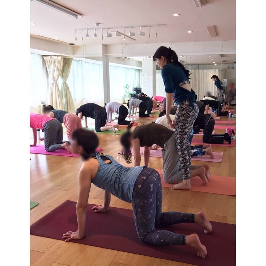 海隼人（有馬佐織）さんのインスタグラム写真 - (海隼人（有馬佐織）Instagram)「昨日の仙台ヨガ🧘‍♀️🌱 ポカポカ陽気の青葉まつりのお囃子が聞こえる中始まった🥁 私の宝塚在団中から今に至るまでの心の変化、おっちょこちょいな一面をイライラした気持ちで厳しく思うだけではなく、たまには「まぁ、いっか」の心を持つことで、自分に少し優しくなれたり、人にも柔らかい心で接することが少しずつできるようになったこと等をお話させて頂きましたが、 今回はゆったりフローで動きながらじわじわ代謝をupしていきました🌻✨ 皆さんが元気に笑顔で帰られる姿が、嬉しかったです🥰 ありがとうございました🙏✨ ・ #yogawear  @glaz_respirer_japan ・ ・ #たまには#まぁいっか#😆 #おっちょこちょい#ゆったり#心 #仙台ヨガ#ヨガイベント #仙台#sendai #青葉まつり #yoga#ヨガ #いつも感謝#ありがとうございました #happy#smile  #glazrespirer#グラズレスピレ #glaz#グラズ#g_outfit #yogateacher#yogainstructor #ヨガインストラクター #宝塚og #元宝塚 #海隼人」5月20日 20時30分 - saorimahalo