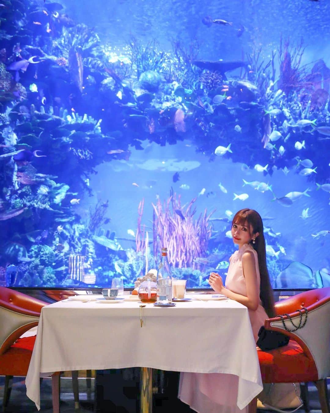 愛沢えみりさんのインスタグラム写真 - (愛沢えみりInstagram)「. ホテルのレストラン🐠🐠🐠🐠💠 ずっと目が合う魚ちゃんがいた🤢 . #BurjAlArab#restaurant#dinner#happy#aquariumrestaurant#AlMahara#ブルジュアルアラブ#ドバイ」5月20日 20時31分 - emiri_aizawa