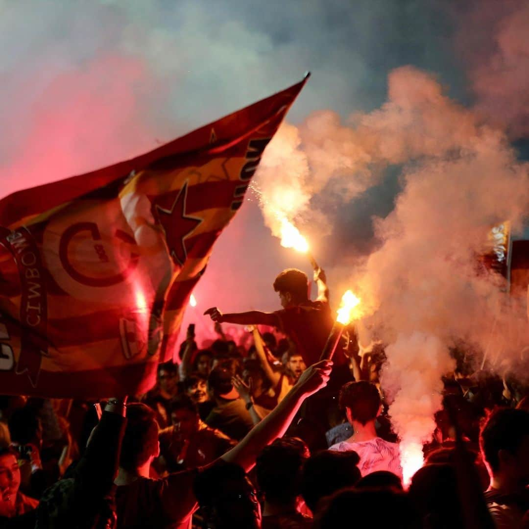 サッカーキングさんのインスタグラム写真 - (サッカーキングInstagram)「. Istanbul is ON FIRE🔥 （2019.05.19） . 📷Photo by Ahmet Bolat/Anadolu Agency/Getty Images . #長友佑都 #YutoNagatomo #Galatasaray #GalatasaraySK #ガラタサライ #SuperLig #スュペルリグ #football #サッカーキング #⚽️ #サッカー」5月20日 20時42分 - soccerkingjp