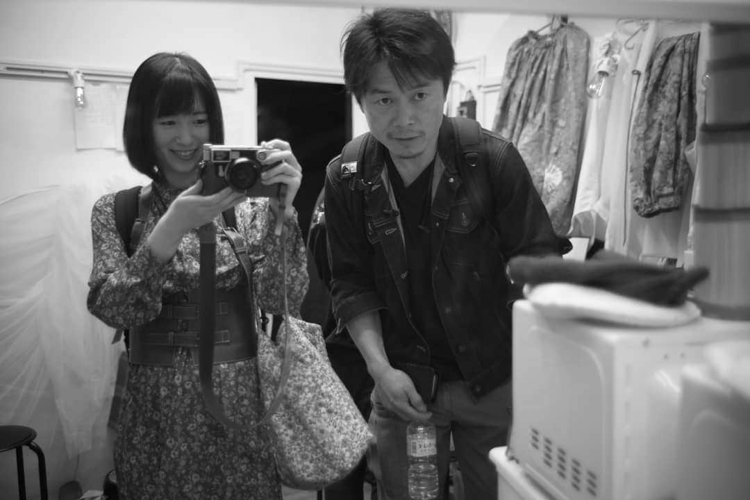 のインスタグラム：「自分の写真がほとんどないので 千秋楽に鏡越しに撮ってたら 飲み物を冷蔵庫に取りに来たべっちさんが 大きく入り込んじゃった。」