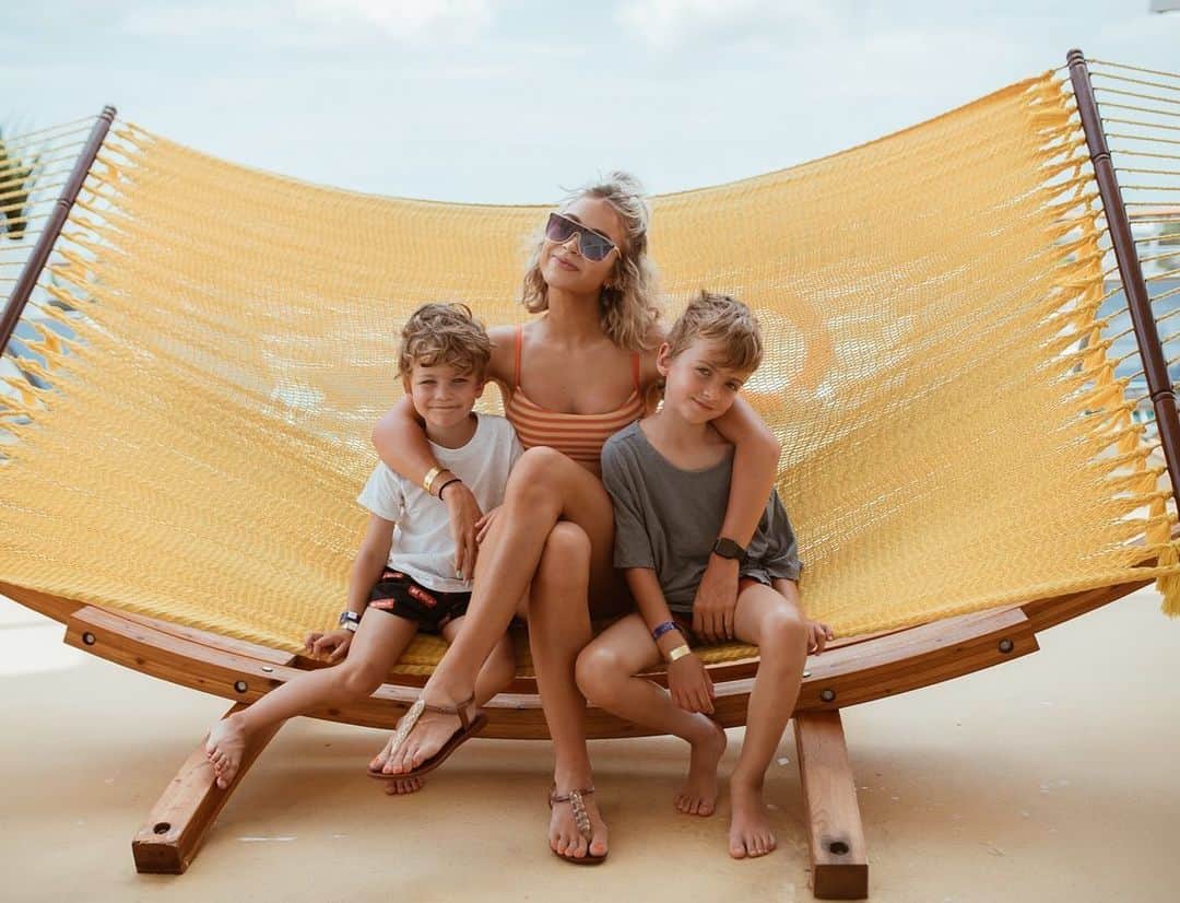 Cara Van Brocklinさんのインスタグラム写真 - (Cara Van BrocklinInstagram)「A day onboard #NavigatoroftheSeas! From hanging on the deck with baby girl, to chilling on the hammocks and shooting hoops with the boys...and let’s not forget about the never ending water slide adventures...sailing with @royalcaribbean is nonstop fun! #comeseek #ad」5月20日 20時40分 - caraloren
