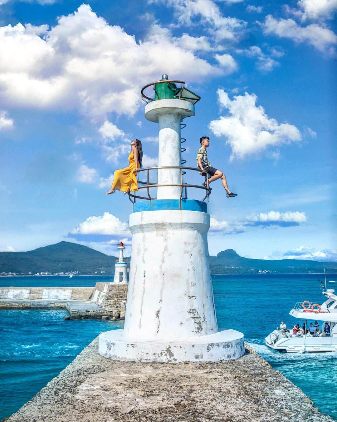 樂さんのインスタグラム写真 - (樂Instagram)「墾丁。星砂燈塔🚢🌊 今天全台大暴雨，該來一張藍天白雲安撫一下憂鬱的心靈💙💙 今天是520，你們和另一半說我愛你了嗎🥰 - Model @ooo_lin_ooo  @ygt1016」5月20日 20時39分 - ygt1016