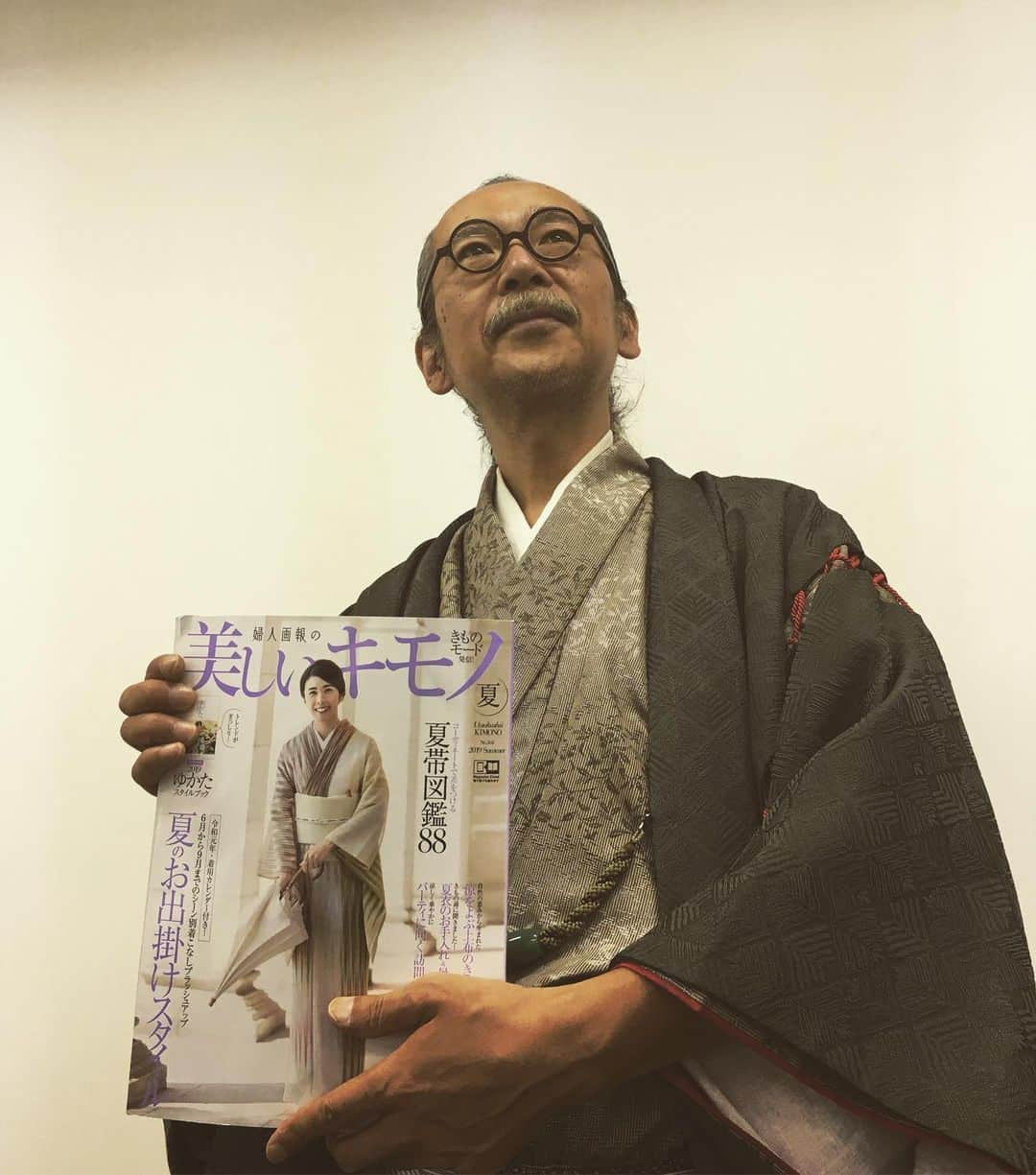 人間椅子さんのインスタグラム写真 - (人間椅子Instagram)「本日20日発売！『#美しいキモノ』2019夏号に和嶋のインタビュー掲載 #男着物 #着物男子 #otokokimono  #kimonomen #男の着物 #こだわりの着物 #語っています #アルバム用 #新しい着物 #utsukushiikimono」5月20日 20時39分 - ningen_isu