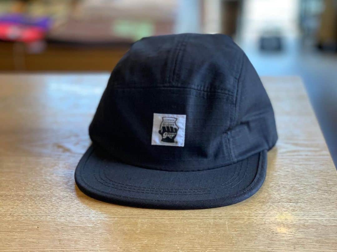 SUNDAY MOUNTAINさんのインスタグラム写真 - (SUNDAY MOUNTAINInstagram)「* 【 クールでカッコイイ GRIPSWANY FPシリーズ！】 * 90年代に人気を博したサファリハットを彷彿とさせるデザインが魅力のFPキャンプハット！  軽さやデザインもさながら 難燃素材の FIRESHIELDは自己消火性に優れた特性◎  万が一接炎しても溶融することなく炭化し接炎の事故から守ってくれます♪  国内の検査機関でも難燃生地としてクリア◎ CAPもHATと共に やや長めのブリムが日差しをカットしてくれます♪  登山やハイキングやキャンプで。 キャップはタウンにもおすすめです。 * Check→@gripswany * * ▪︎キャップ ¥3,500＋tax ▪︎ハット ¥4,500＋tax 不明な点はスタッフまで！ * * SUNDAY MOUNTAIN ■ 本店 福井県坂井市春江町針原20-1-1 11:00～19:00(水曜定休) TEL 0776-63-6589 ■ BASE CAMP店 福井県坂井市春江町針原21-49-7 K.TENANT-B 11:00～19:00(火,水曜定休) TEL 0776-97-8848 ■オンラインショップ http://campanela.jp/webshop.html * * #人気アイテム #sundaymountain #camp #hiking #サンデーマウンテン #アウトドア #アウトドアショップ #アウトドアファッション #キャンプ #カジュアルコーデ  #グリップスワニー #SUNDAYMOUNTAIN #グリップスワニー #ギアショーツ  #GRIPSWANY #gripswany #Camp着 #キャップ #cap #ハット #焚き火 #outdoorfashion #難燃 #キャンプコーデ #サファリハット」5月20日 20時40分 - sundaymountain