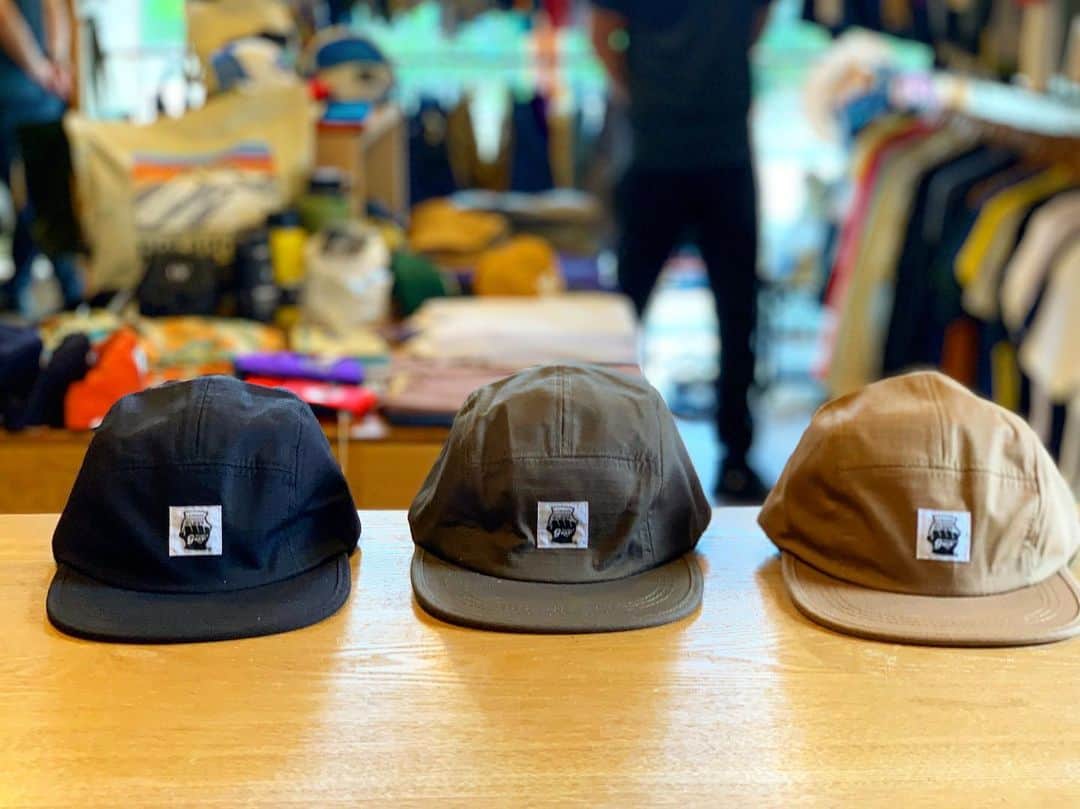 SUNDAY MOUNTAINさんのインスタグラム写真 - (SUNDAY MOUNTAINInstagram)「* 【 クールでカッコイイ GRIPSWANY FPシリーズ！】 * 90年代に人気を博したサファリハットを彷彿とさせるデザインが魅力のFPキャンプハット！  軽さやデザインもさながら 難燃素材の FIRESHIELDは自己消火性に優れた特性◎  万が一接炎しても溶融することなく炭化し接炎の事故から守ってくれます♪  国内の検査機関でも難燃生地としてクリア◎ CAPもHATと共に やや長めのブリムが日差しをカットしてくれます♪  登山やハイキングやキャンプで。 キャップはタウンにもおすすめです。 * Check→@gripswany * * ▪︎キャップ ¥3,500＋tax ▪︎ハット ¥4,500＋tax 不明な点はスタッフまで！ * * SUNDAY MOUNTAIN ■ 本店 福井県坂井市春江町針原20-1-1 11:00～19:00(水曜定休) TEL 0776-63-6589 ■ BASE CAMP店 福井県坂井市春江町針原21-49-7 K.TENANT-B 11:00～19:00(火,水曜定休) TEL 0776-97-8848 ■オンラインショップ http://campanela.jp/webshop.html * * #人気アイテム #sundaymountain #camp #hiking #サンデーマウンテン #アウトドア #アウトドアショップ #アウトドアファッション #キャンプ #カジュアルコーデ  #グリップスワニー #SUNDAYMOUNTAIN #グリップスワニー #ギアショーツ  #GRIPSWANY #gripswany #Camp着 #キャップ #cap #ハット #焚き火 #outdoorfashion #難燃 #キャンプコーデ #サファリハット」5月20日 20時40分 - sundaymountain