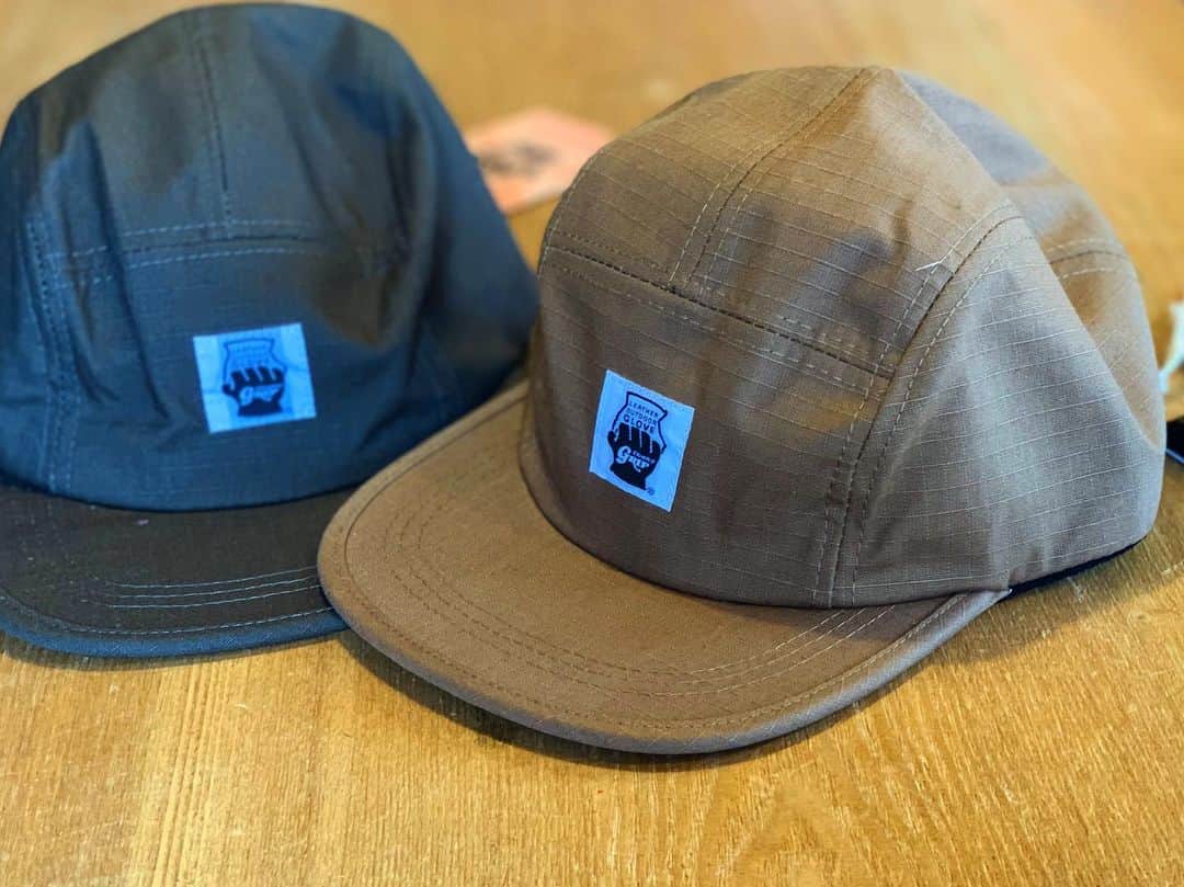 SUNDAY MOUNTAINさんのインスタグラム写真 - (SUNDAY MOUNTAINInstagram)「* 【 クールでカッコイイ GRIPSWANY FPシリーズ！】 * 90年代に人気を博したサファリハットを彷彿とさせるデザインが魅力のFPキャンプハット！  軽さやデザインもさながら 難燃素材の FIRESHIELDは自己消火性に優れた特性◎  万が一接炎しても溶融することなく炭化し接炎の事故から守ってくれます♪  国内の検査機関でも難燃生地としてクリア◎ CAPもHATと共に やや長めのブリムが日差しをカットしてくれます♪  登山やハイキングやキャンプで。 キャップはタウンにもおすすめです。 * Check→@gripswany * * ▪︎キャップ ¥3,500＋tax ▪︎ハット ¥4,500＋tax 不明な点はスタッフまで！ * * SUNDAY MOUNTAIN ■ 本店 福井県坂井市春江町針原20-1-1 11:00～19:00(水曜定休) TEL 0776-63-6589 ■ BASE CAMP店 福井県坂井市春江町針原21-49-7 K.TENANT-B 11:00～19:00(火,水曜定休) TEL 0776-97-8848 ■オンラインショップ http://campanela.jp/webshop.html * * #人気アイテム #sundaymountain #camp #hiking #サンデーマウンテン #アウトドア #アウトドアショップ #アウトドアファッション #キャンプ #カジュアルコーデ  #グリップスワニー #SUNDAYMOUNTAIN #グリップスワニー #ギアショーツ  #GRIPSWANY #gripswany #Camp着 #キャップ #cap #ハット #焚き火 #outdoorfashion #難燃 #キャンプコーデ #サファリハット」5月20日 20時40分 - sundaymountain