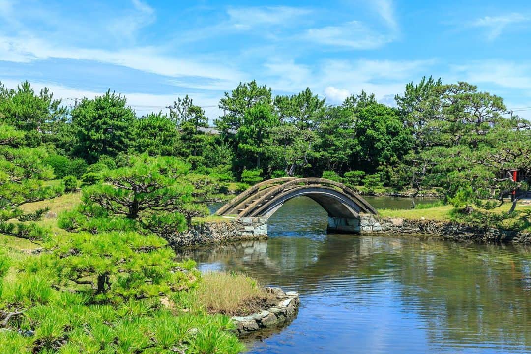 THE GATEさんのインスタグラム写真 - (THE GATEInstagram)「【Follow us! @thegate_japan】 THE GATE is a website for all journeys in Japan. Follow @thegate_japan for japan travel inspiration! . Tokugawa Garden(#徳川園) in #Nagoya(#名古屋) was built in 1695 as a villa for Tokugawa Mitsutomo(#徳川光友), a feudal lord🌿✨✨ . Though most of the original garden was destroyed during the Second World War, a majority of it was rebuilt and opened to the public in 2004 as a traditional Japanese garden. . The cherry blossoms in the garden are particularly a hit, and the garden swarms with visitors every spring. With a restaurant and even a bar inside the garden grounds, you can enjoy a day of tradition and serenity at #TokugawaGarden. . #Japan #thegate_japan #aichi #nagoya #travel #exploring #thegate #thegate_spring #visitjapan #sightseeing #ilovejapan #triptojapan #beautifulflowers #flowers #gardens #nature #beautifulnature #spring #springseason #earlysummer #greenleaf #nature #garden #Japanesegarden #gogreen」5月20日 20時40分 - thegate_travel