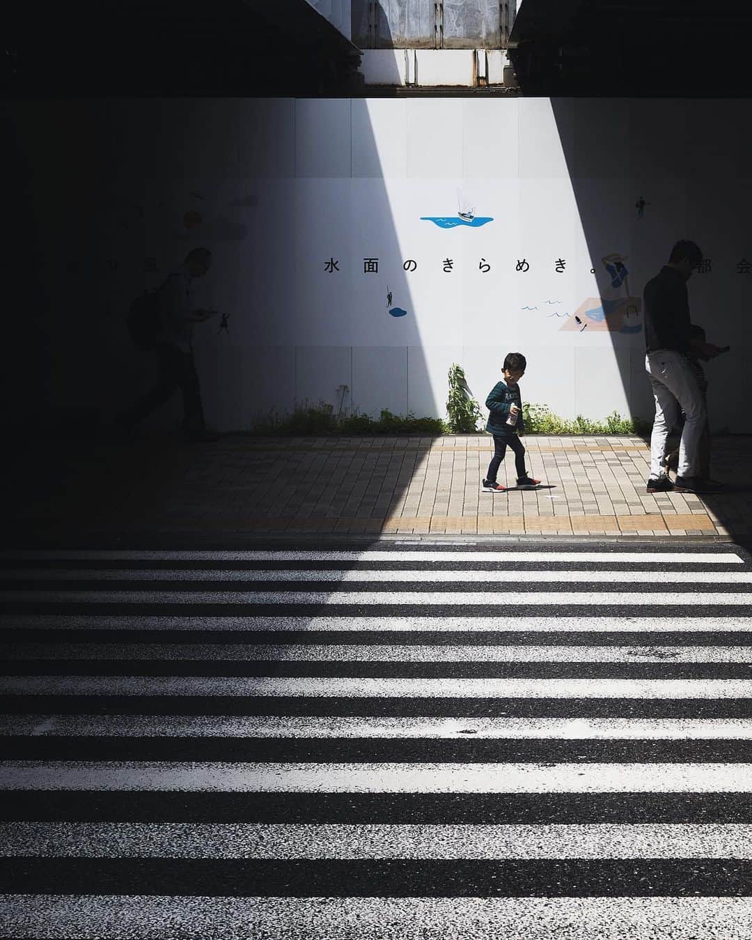 Najiiのインスタグラム：「Underpass . 水面のきらめき。」