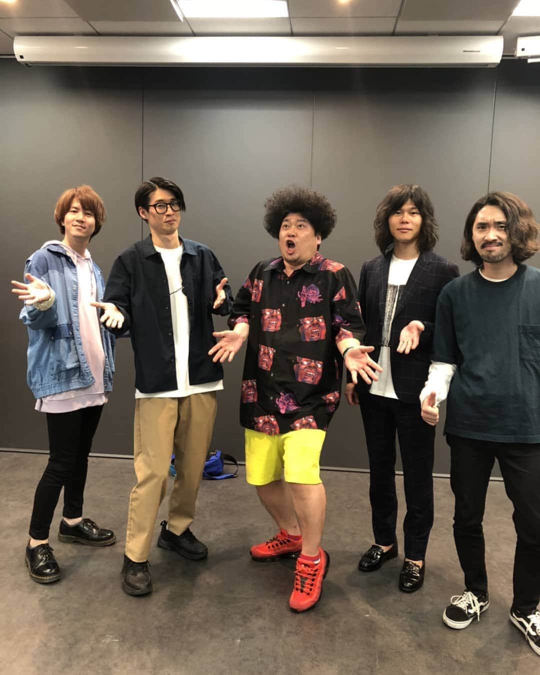 マイケルさんのインスタグラム写真 - (マイケルInstagram)「MV試写会ありがとうございました！ 高松モンスターのけんたろう店長がWIZY参加して来てくれた！サプライズ！  #さすがけんたろう店長 #一番後ろでもわかるアフロ #愛がすごい #シャツがキングクリムゾン #最高」5月20日 20時51分 - twin_turbo_mic