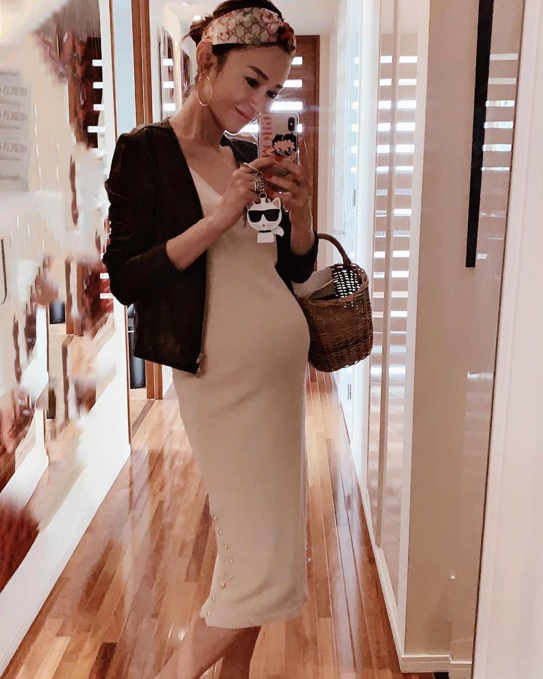 asami0510のインスタグラム：「9ヶ月突入🤰✨ お腹大きくなってきてちょっと歩くだけで息切れw 夜ご飯食べ出すとベビちゃんの胎動が必ず始まる気がする❤️私と同じで食い意地すごいのかな🤣💕 最近は出産後のベビちゃん用品を揃え始めてきてお家でずっとネット検索してる〜可愛くて見出すと止まらないね🥺💕もうすぐ会えるのが今から楽しみ💕 #記録用 #妊娠9ヶ月 #妊婦 #マタニティ #マタニティコーデ #maternity #maternityfashion #fashion #styling #mirror9 #onepiece」