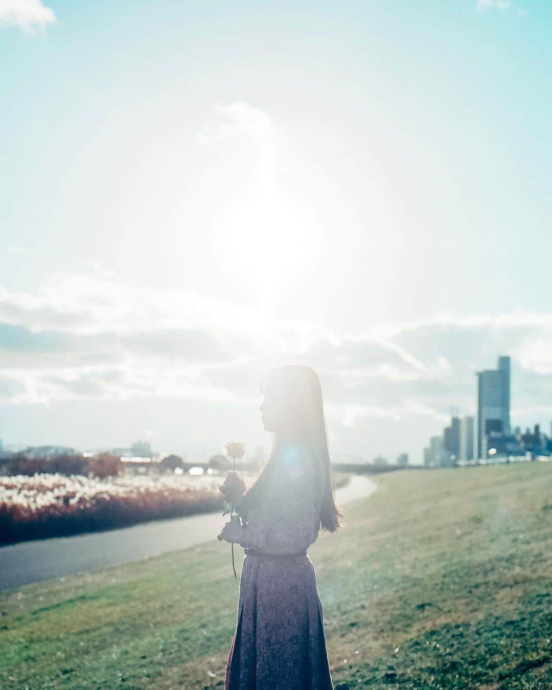 haraoのインスタグラム：「your breath * * * * * * camera:hasselblad  film:kodak portra400 * カメラにまったく興味の無い後輩が「写ルンです」にはまってると言うので「どこで現像してるん？」と聞くと、ヨドバシとのこと。店舗で受付して、後日データがメールで送られてくるらしいのですが、ネガはもらえないと聞いてビックリ😲 （別料金でネガも貰えるそうです）  後輩は、「ネガいらん。もらってもなぁ」と言ってました。プリントしないならネガ使わんしなぁ...。 今はそんな感じなんですね！ ちょっとカルチャーショックでした。」
