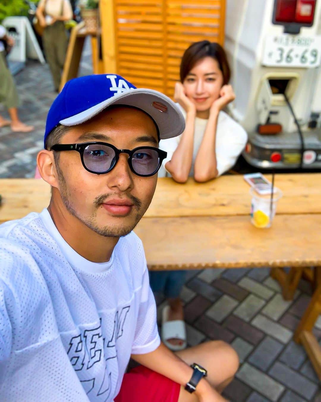 柴田翔平のインスタグラム：「日曜は海で過ごせてリフレッシュDAY🏄‍♂️ 帰りに @marvistagarden が7thイベントをやってたから覗いて帰ったよー！おめでとうございます🍾㊗️ 久々に食べた @sun2diner のハンバーグが格別に美味かったー🍔始めて食べた仁香と息子が美味すぎてビックリしてた笑 明日は天気が悪いみたいだから皆様お気をつけて〜🤞🏼👴🏽 Tops.pants @captainshelm_tokyo  #ootd #dayoff #休日 #新しいサングラス欲しい」