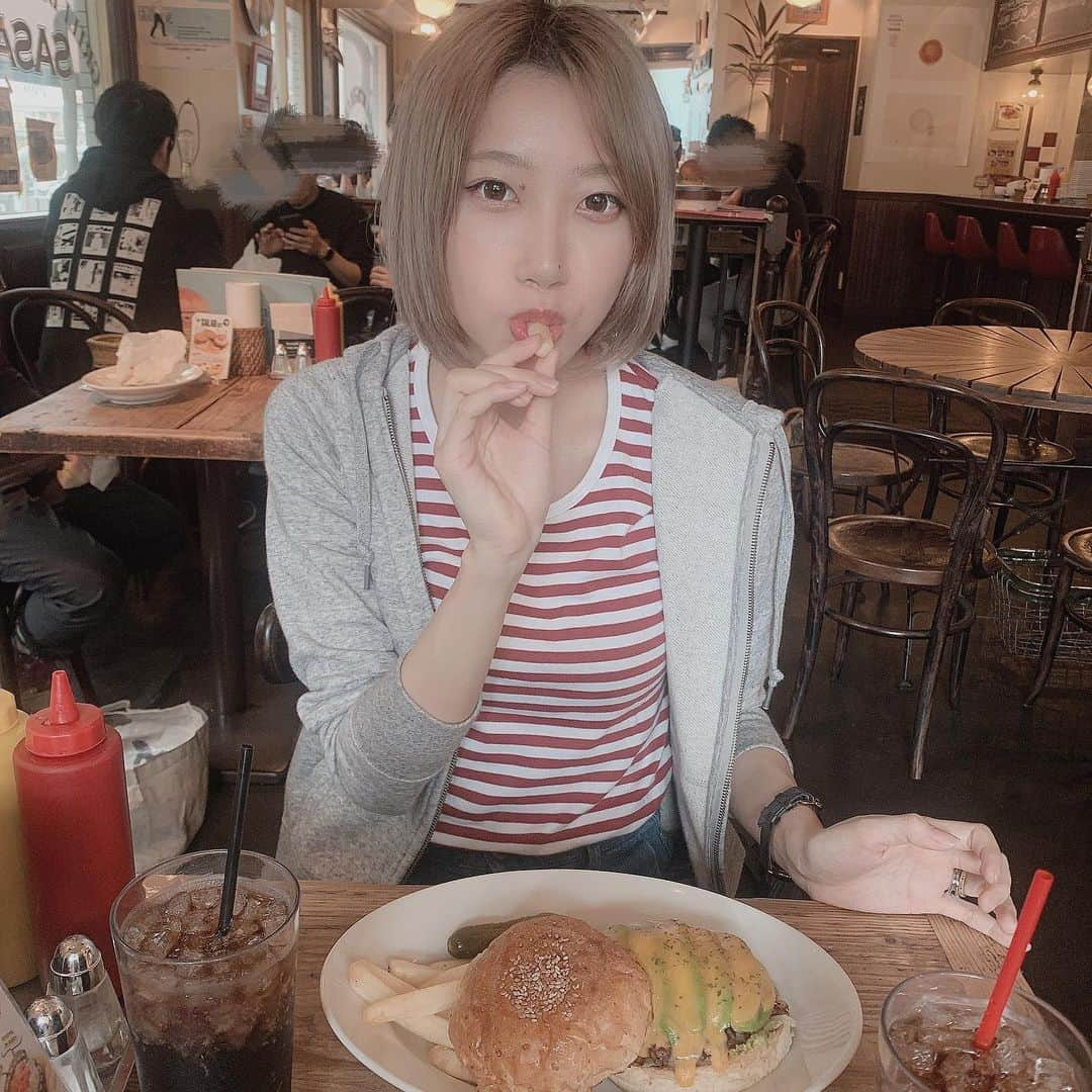 千畝あずみさんのインスタグラム写真 - (千畝あずみInstagram)「, , あゆちゃん @ayupichikitchen  とランチ🍔♡♡♡ , アボカドチーズバーガー たべました🥑🧀🍟 , #sasaburger #burger #friedpotatoes #avocado #cheese #ササバーガー #代官山 #代官山カフェ #ハンバーガー #アボカド #チーズ #ポテト #今日のいも」5月20日 20時48分 - azumimo129