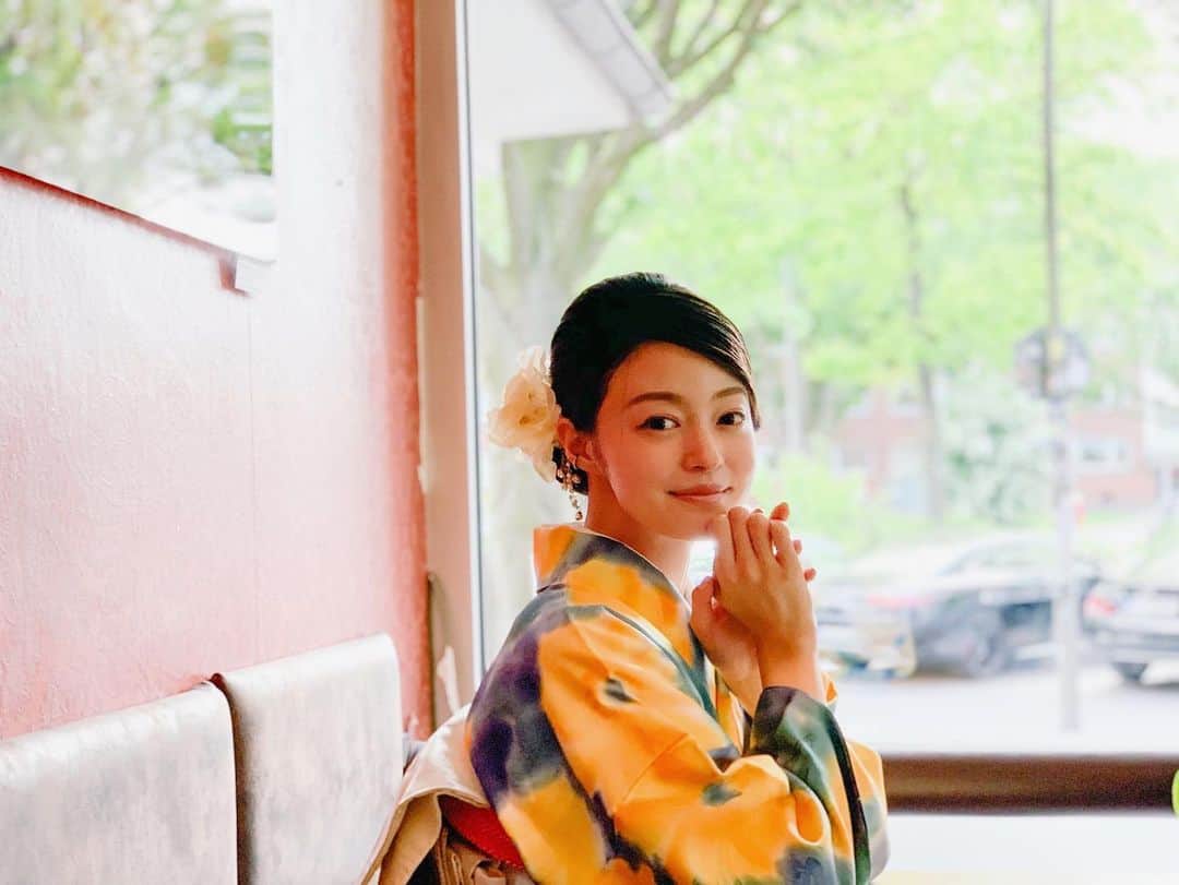 のインスタグラム：「. 無事に着られて、にやにや ✌︎ 鐘江監督が父のように沢山写真撮ってくれたよーう ハンブルク写真はこれにて終了 東京でも頑張るぞ 🇩🇪→🇯🇵 #ドイツ #ハンブルク #ハンブルク中央駅 #フランクフルト #食べた #hamburg #germany🇩🇪 #worldmediafestival #thanks #여행 #여행스타그램」