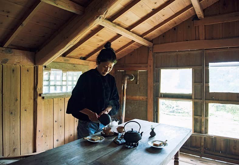 &Premium [&Premium] magazine.さんのインスタグラム写真 - (&Premium [&Premium] magazine.Instagram)「【きょう発売】「器と日々の生活」は、きょう5月20日（月）発売です。 巻頭企画「あの人は、どんな器を使っているのか」では、17人の器好きの家を訪ね、使い方を見せてもらいました。 金継師の黒田雪子さん（@yukiko_krd）は、器にできた傷や欠けをあるがままに楽しむ。（→p.32） photo：@ito_tetsuya ※地域により発売日は若干異なります。 #andpremium #アンドプレミアム #器と日々の生活 #TABLEWAREFORLIFE #器 #うつわ #陶器 #磁器 #焼き物 #金継師 #金継」5月20日 21時00分 - and_premium