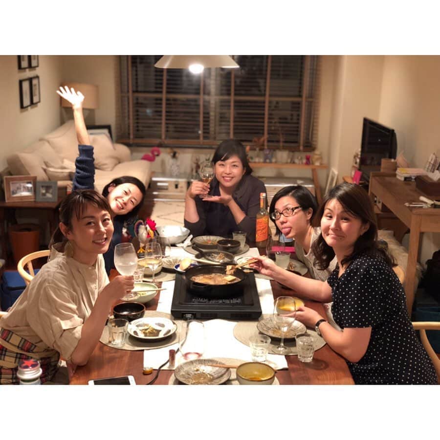 のインスタグラム：「* シンガポールに行くあきの送別会！ TBSラジオショッピングで、すき焼きのお肉2kg頼んだ🤣 * お料理は夫が担当。 私は、、盛り付け！ と、片付け🤣🤣」