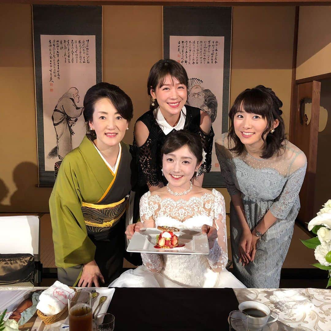 今井美穂さんのインスタグラム写真 - (今井美穂Instagram)「先日出席させて頂いたのは﻿ BSN新海アナの披露宴でした😊✨💍﻿ ﻿ 旦那さんは私と地元が同じなのですが、﻿ もう本当に美しく可愛らしくほのぼのしい﻿ 素敵なご夫妻😍✨﻿ ﻿ 局の垣根を越えて沢山のメディア関係者も出席されていたのですが、皆さんのスピーチが素晴らしいこと😆✨新郎様の最後の挨拶も愛と面白さに溢れていて忘れられません😆笑♪﻿ ﻿ 久々にお会い出来た方もいて嬉しかったし、﻿ 同じお席になったお酒をこよなく愛す新海さんの飲み友達さん❤️も楽しい方々ばかりで、やっぱり素敵な人の周りには素敵な人が集まるんだなぁと実感しました😊﻿ ﻿ 娘さんも本当に可愛くってまさに天使でした💕﻿ ﻿ 改めておめでとうございます😊﻿ これからもママ友としてよろしくお願いします✨﻿ ﻿ ﻿ #結婚式#披露宴#お呼ばれ﻿ #鍋茶屋#ウエディング#和婚﻿ #アナウンサー﻿ #素敵なご夫妻﻿ ﻿ ﻿ ﻿ ﻿ ﻿ ﻿」5月20日 20時52分 - imaimiho1209