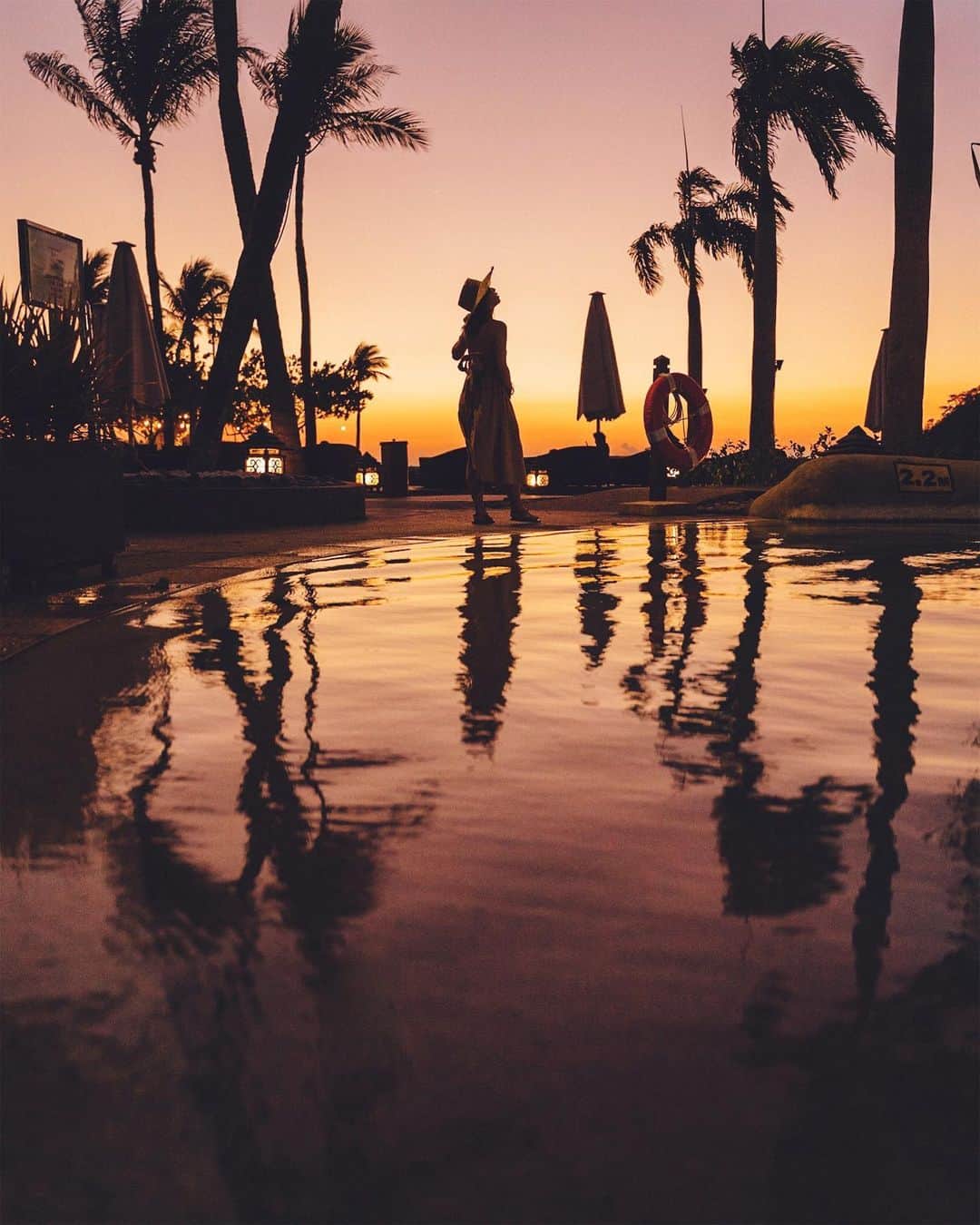 GENTAのインスタグラム：「Poolside at dusk 夕暮れのプールサイド綺麗だったな。 ㅤ #マレーシア #ボルネオ島 #サバ州 #コタキナバル #sabahtourismjpn #sabahtourism #sponsored」